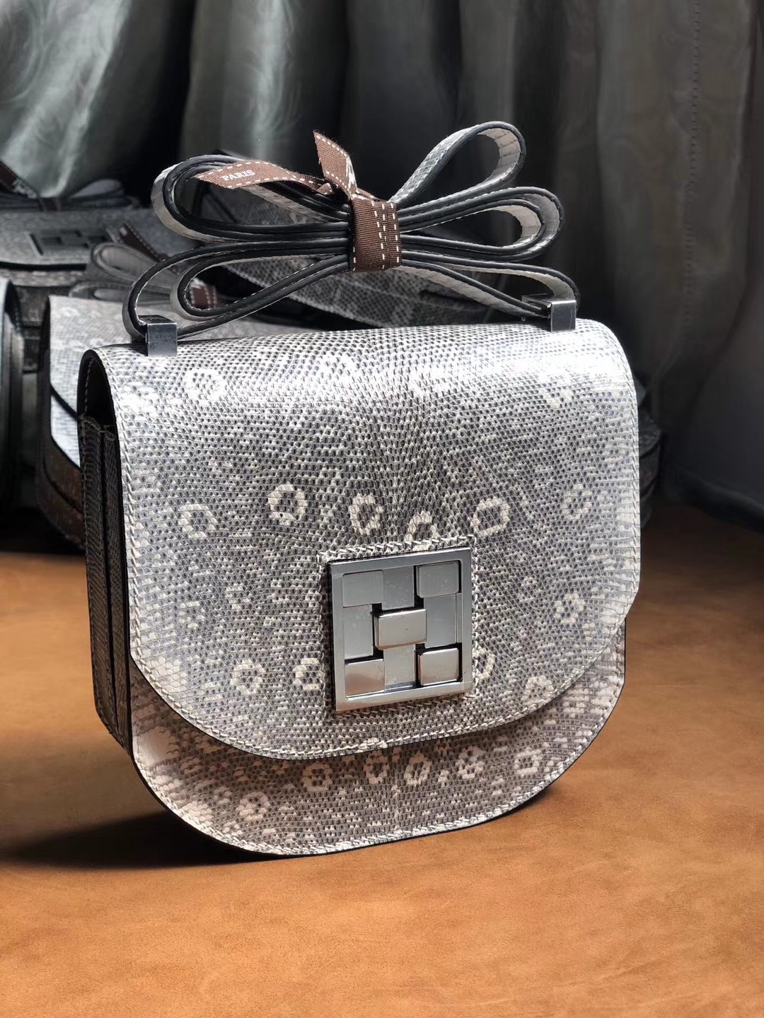 Hermès（爱马仕）马赛克 17cm 蜥蜴自然色 银扣