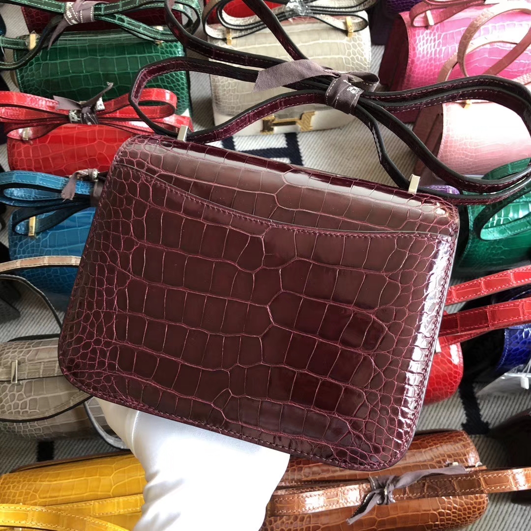 Hermès(爱马仕)Constance 空姐包 18cm Alligator shiny 亮面鳄鱼 酒红色 银扣 现货-拉尔森鳄鱼皮具定制 - 爱马仕包包官网 Hermès(爱马仕)Constance 空姐包 18cm Alligator shiny 亮面鳄鱼 酒红色 银扣 现货