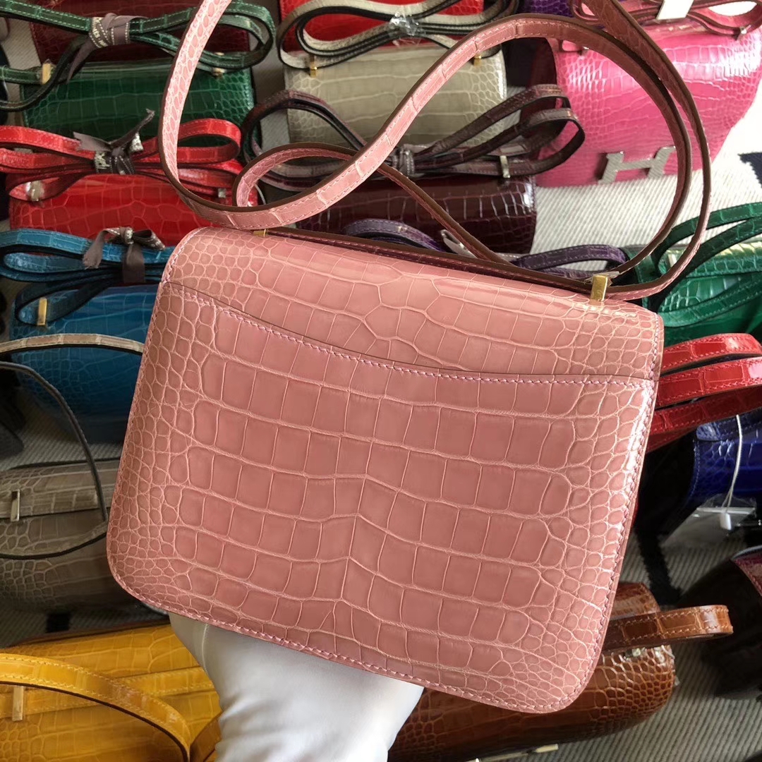 Hermès(爱马仕)Constance 空姐包 18cm Alligator shiny 亮面鳄鱼 1Q 奶昔粉 金扣 现货-拉尔森鳄鱼皮具定制 - 爱马仕包包官网 Hermès(爱马仕)Constance 空姐包 18cm Alligator shiny 亮面鳄鱼 1Q 奶昔粉 金扣 现货