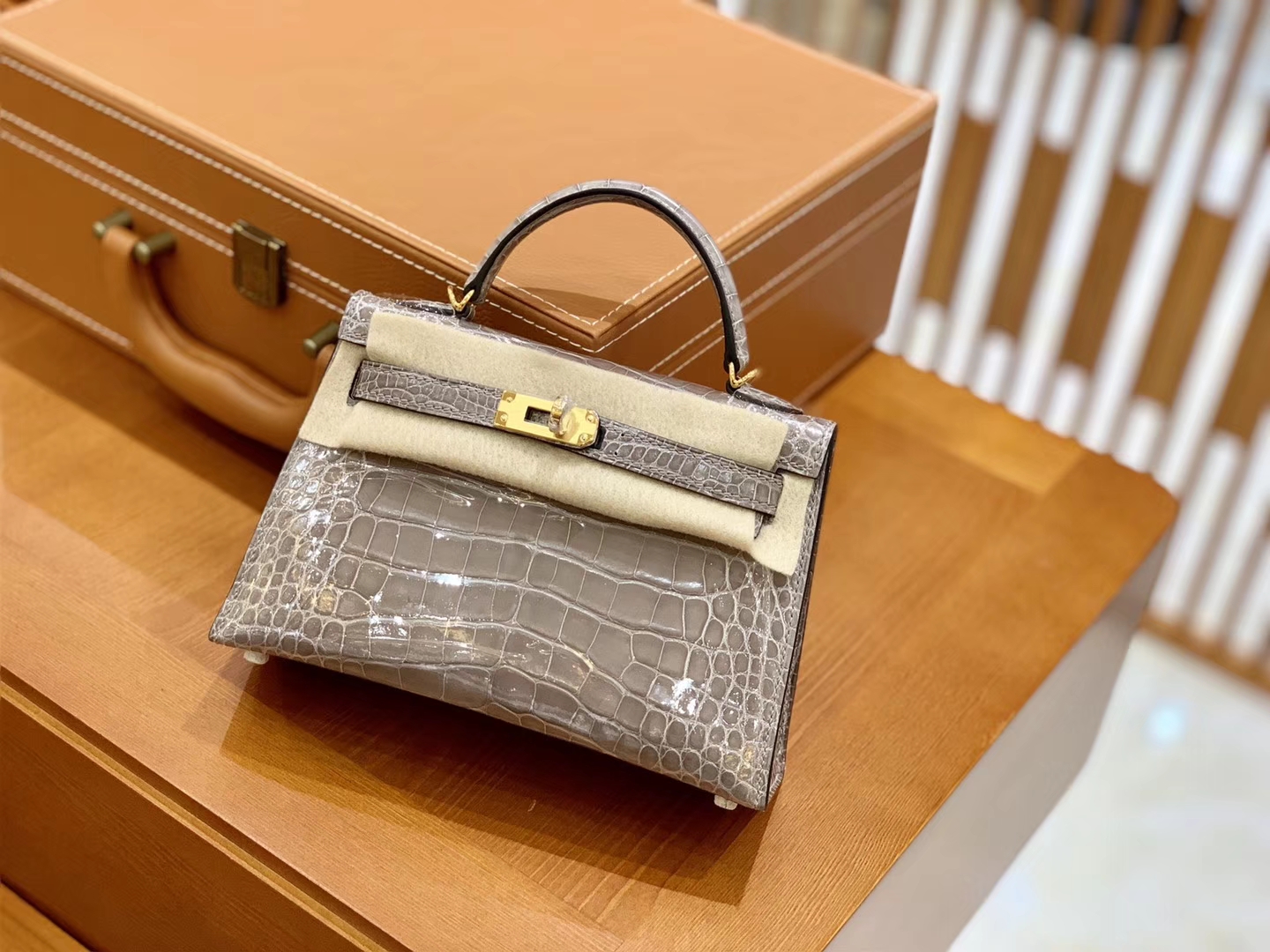 Hermès(爱马仕)Mini Kelly 迷你凯莉 斑鸠灰 亮面鳄鱼 臻品级别 金扣 19cm-拉尔森鳄鱼皮具定制 - 爱马仕包包官网 Hermès(爱马仕)Mini Kelly 迷你凯莉 斑鸠灰 亮面鳄鱼 臻品级别 金扣 19cm