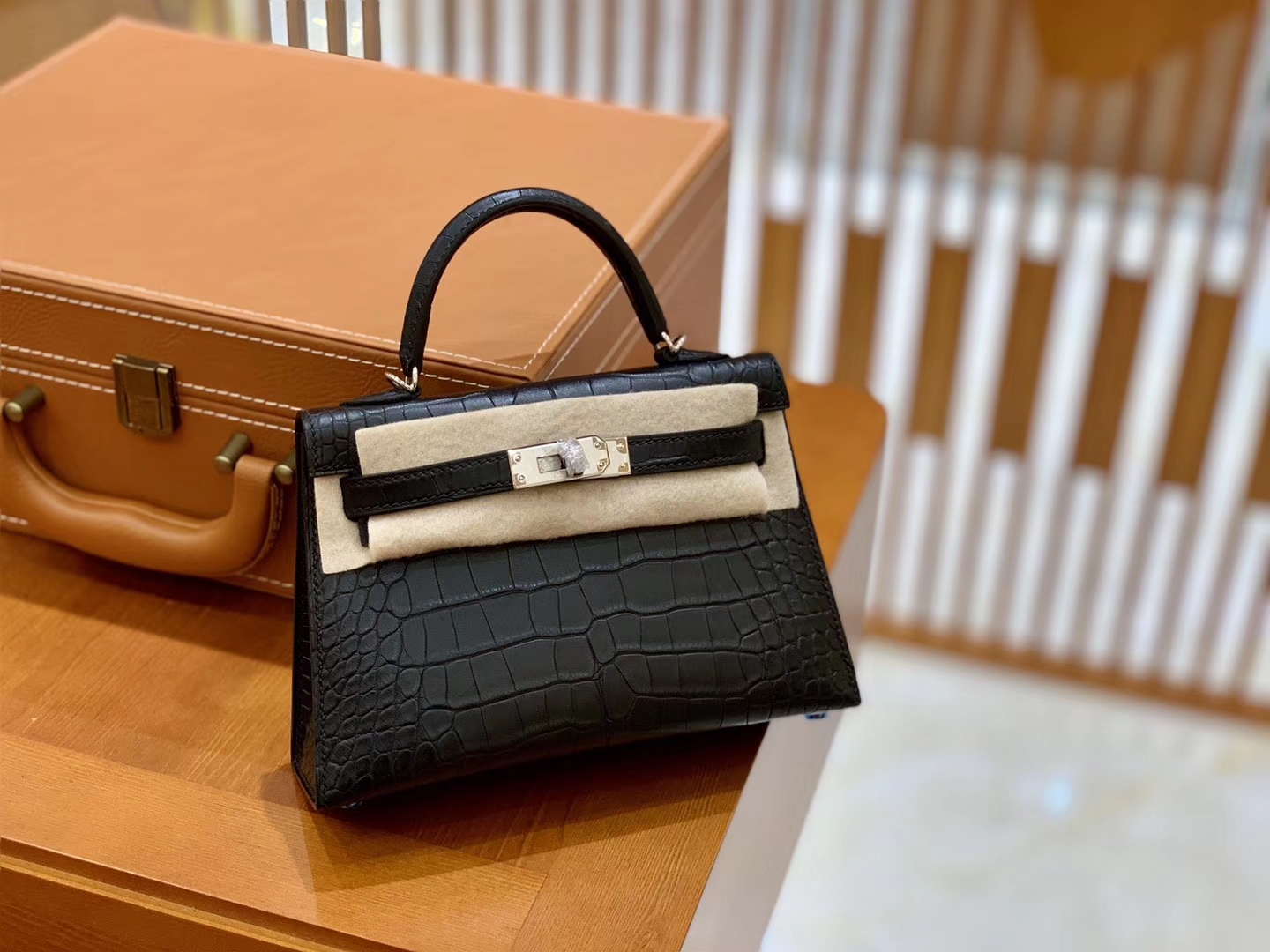 Hermès(爱马仕)Mini Kelly 19cm 经典黑 银扣 一级 美洲 鳄鱼皮 臻品级别-拉尔森鳄鱼皮具定制 - 爱马仕包包官网 Hermès(爱马仕)Mini Kelly 19cm 经典黑 银扣 一级 美洲 鳄鱼皮 臻品级别