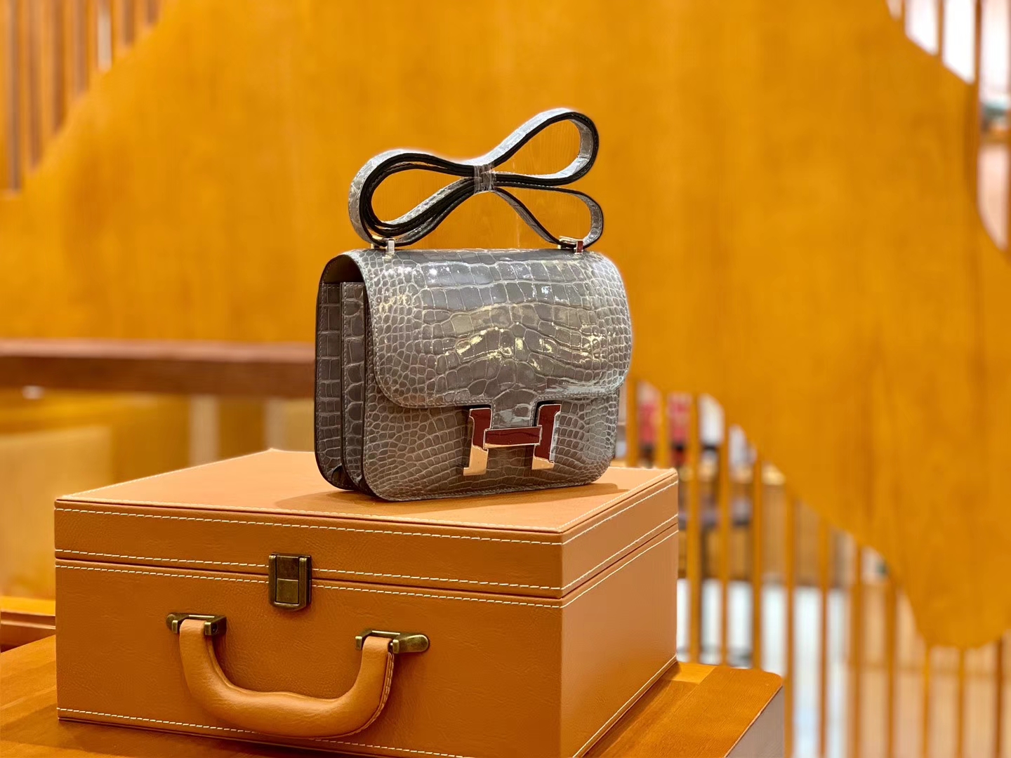 Hermès(爱马仕)Constance 18cm 巴黎灰 银扣 美洲亮面 鳄鱼皮 全手工缝制-拉尔森鳄鱼皮具定制 - 爱马仕包包官网 Hermès(爱马仕)Constance 18cm 巴黎灰 银扣 美洲亮面 鳄鱼皮 全手工缝制