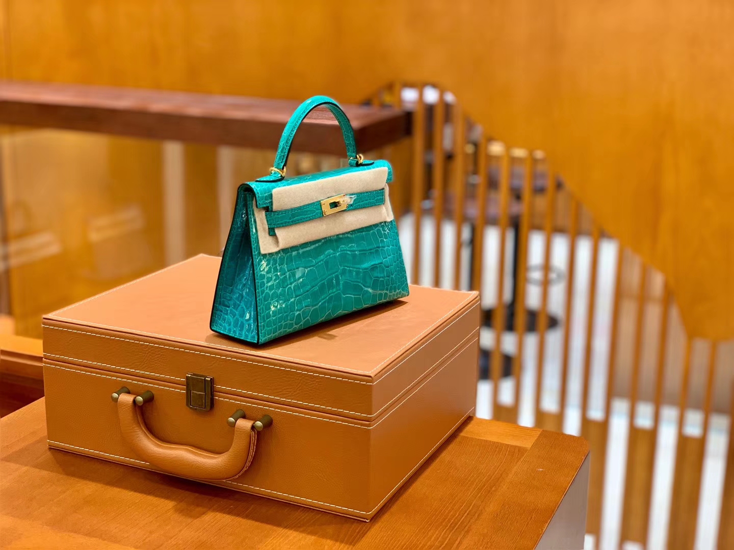 Hermès(爱马仕)Mini Kelly 迷你凯莉 U1 维罗纳绿 亮面鳄鱼 臻品级别 金扣 19cm-拉尔森鳄鱼皮具定制 - 爱马仕包包官网 Hermès(爱马仕)Mini Kelly 迷你凯莉 U1 维罗纳绿 亮面鳄鱼 臻品级别 金扣 19cm