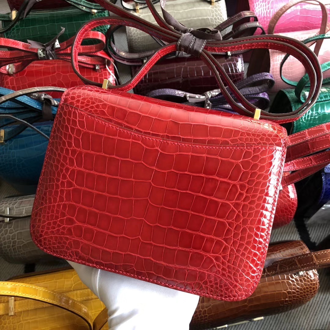 Hermès(爱马仕)Constance 空姐包 18cm Alligator shiny 亮面鳄鱼 ck95 法拉利红 金扣 现货-拉尔森鳄鱼皮具定制 - 爱马仕包包官网 Hermès(爱马仕)Constance 空姐包 18cm Alligator shiny 亮面鳄鱼 ck95 法拉利红 金扣 现货