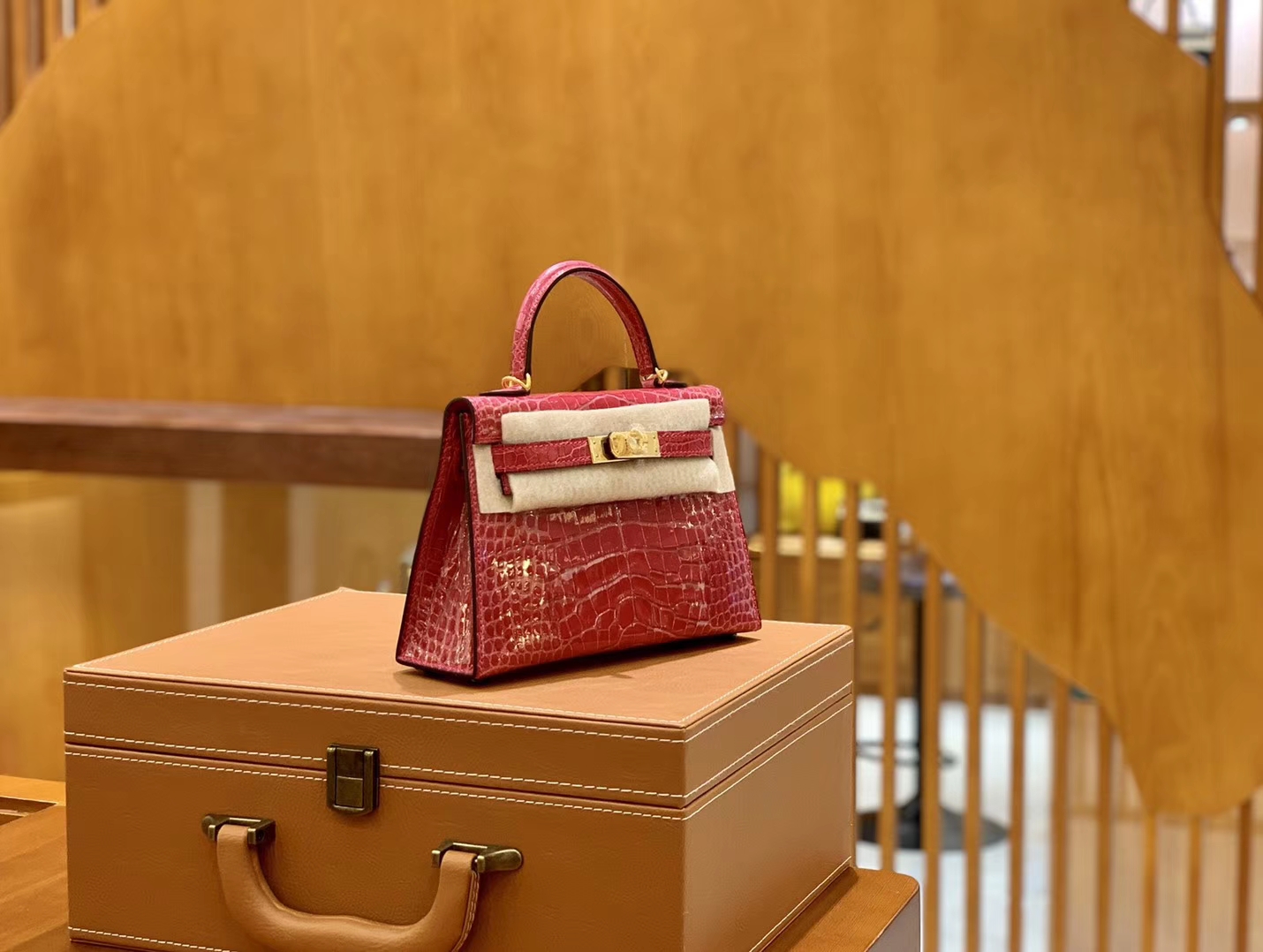 Hermès(爱马仕)Mini Kelly 19cm 极致粉 金扣 亮光 美洲鳄鱼皮 全手工缝制-拉尔森鳄鱼皮具定制 - 爱马仕包包官网 Hermès(爱马仕)Mini Kelly 19cm 极致粉 金扣 亮光 美洲鳄鱼皮 全手工缝制