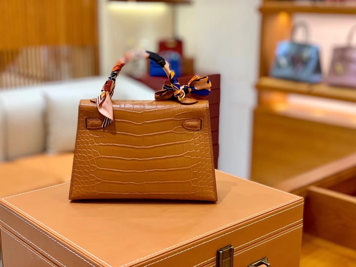 Hermès(爱马仕)Mini Kelly 19cm 金棕色 金扣 一级 美洲 鳄鱼皮 臻品级别-拉尔森鳄鱼皮具定制 - 爱马仕包包官网 Hermès(爱马仕)Mini Kelly 19cm 金棕色 金扣 一级 美洲 鳄鱼皮 臻品级别