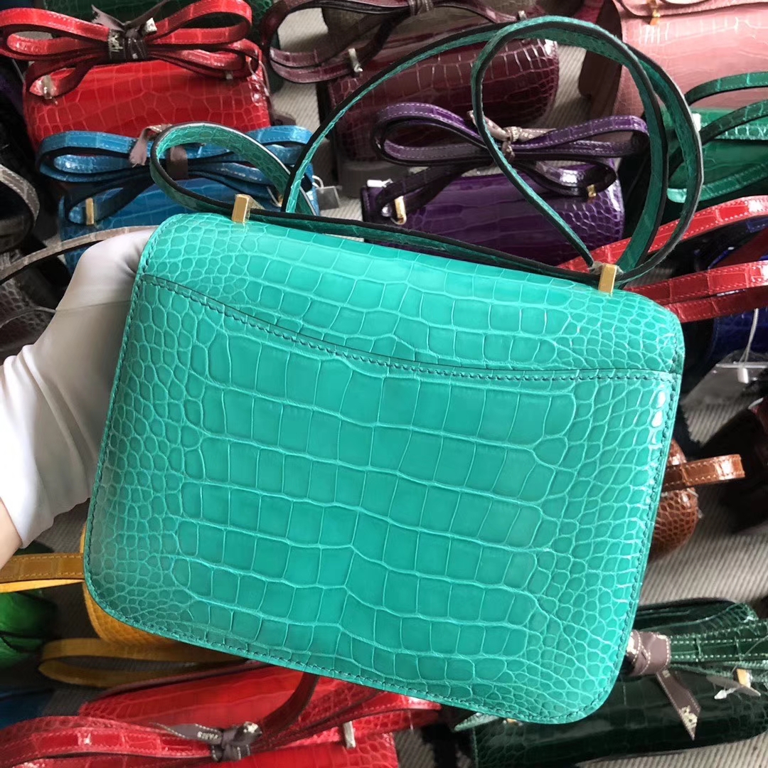 Hermès(爱马仕)Constance 空姐包 18cm Alligator shiny 亮面鳄鱼 6o 帝王绿 金扣 现货-拉尔森鳄鱼皮具定制 - 爱马仕包包官网 Hermès(爱马仕)Constance 空姐包 18cm Alligator shiny 亮面鳄鱼 6o 帝王绿 金扣 现货