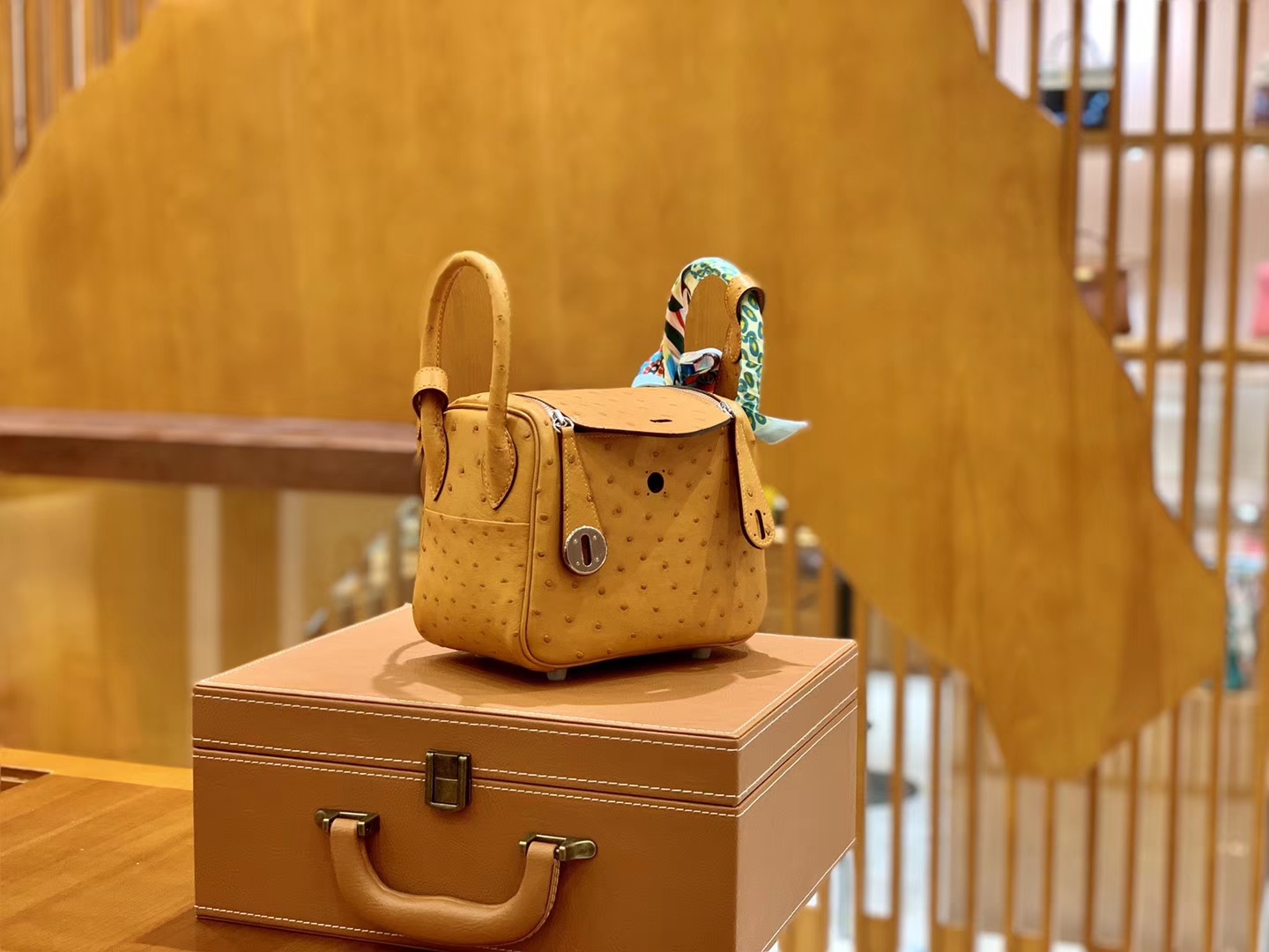 Hermès(爱马仕)Mini Lindy 18cm 太妃金 银扣 南非鸵鸟皮 全手工缝制-拉尔森鳄鱼皮具定制 - 爱马仕包包官网 Hermès(爱马仕)Mini Lindy 18cm 太妃金 银扣 南非鸵鸟皮 全手工缝制