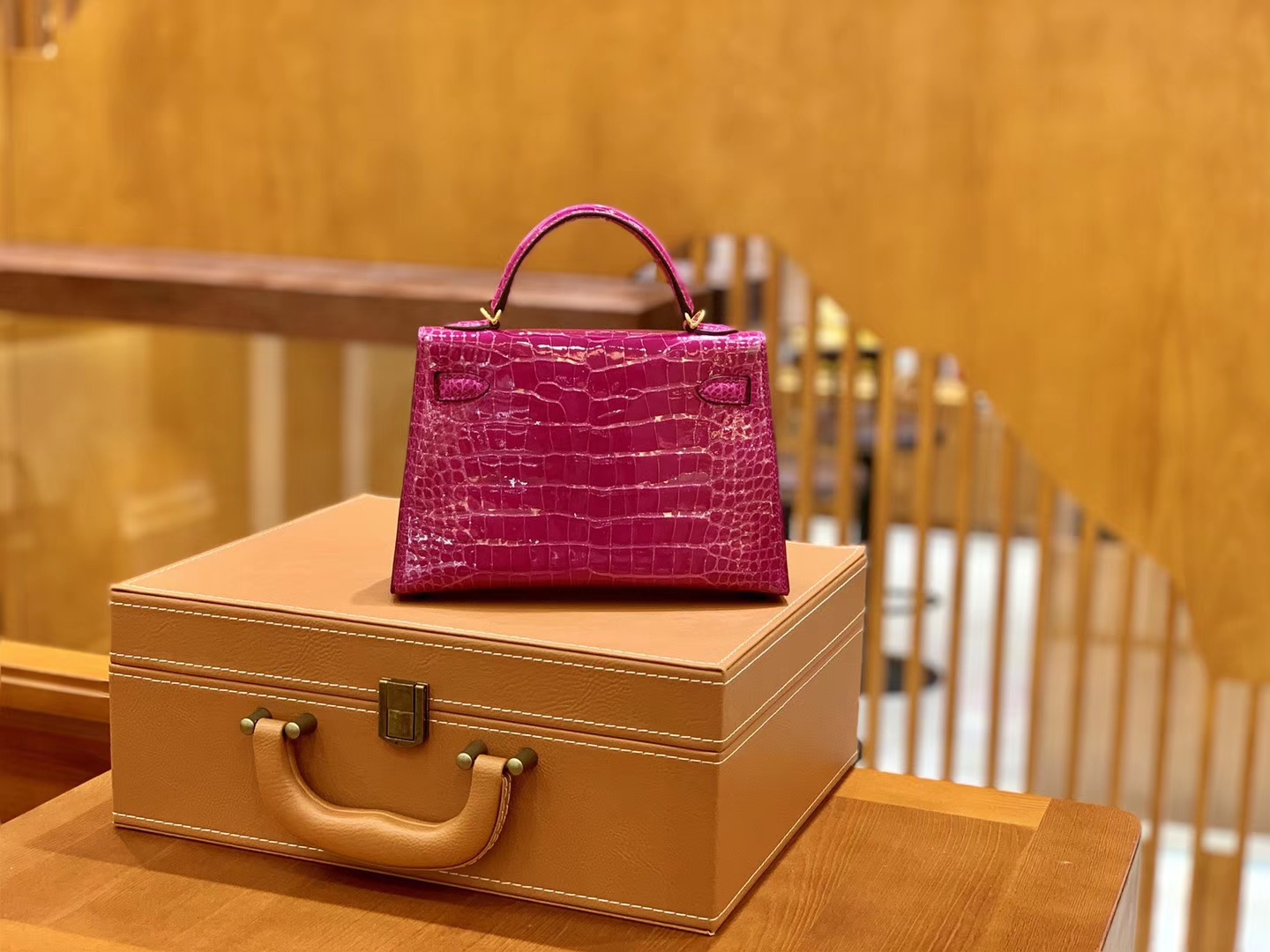 Hermès（爱马仕）Mini Kelly 迷你凯莉 天方夜谭紫 亮面鳄鱼 臻品级别 金扣 19cm