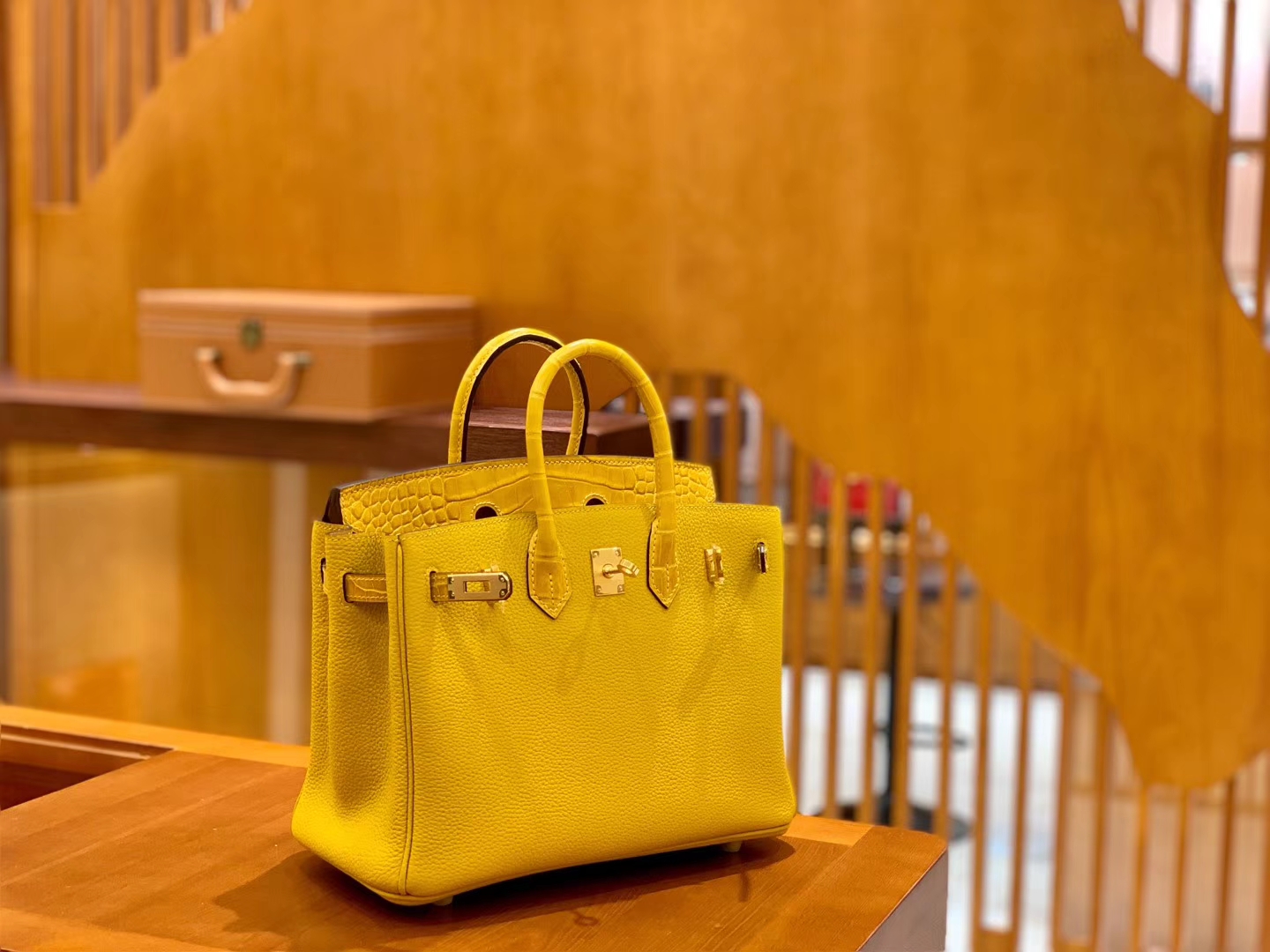 Hermès(爱马仕)Birkin 25cm Touch 系列 鳄鱼皮拼牛皮 琥珀黄 全手工缝制-拉尔森鳄鱼皮具定制 - 爱马仕包包官网 Hermès(爱马仕)Birkin 25cm Touch 系列 鳄鱼皮拼牛皮 琥珀黄 全手工缝制
