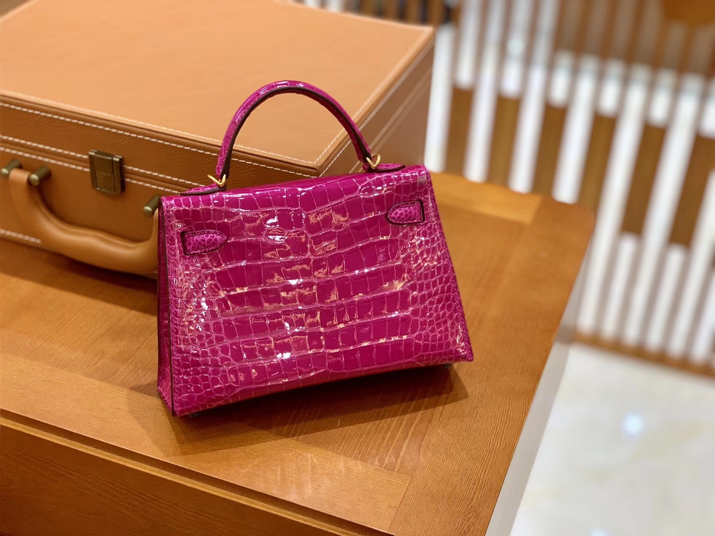 Hermès（爱马仕）Mini Kelly 迷你凯莉 天方夜谭紫 亮面鳄鱼 臻品级别 金扣 19cm