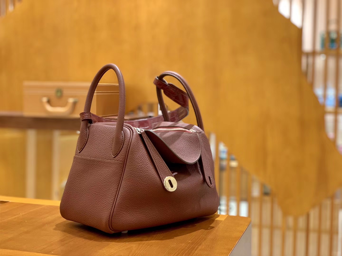 Hermès(爱马仕)Lindy 26cm 酒红色 银扣 鳄鱼皮拼togo 全手工缝制-拉尔森鳄鱼皮具定制 - 爱马仕包包官网 Hermès(爱马仕)Lindy 26cm 酒红色 银扣 鳄鱼皮拼togo 全手工缝制