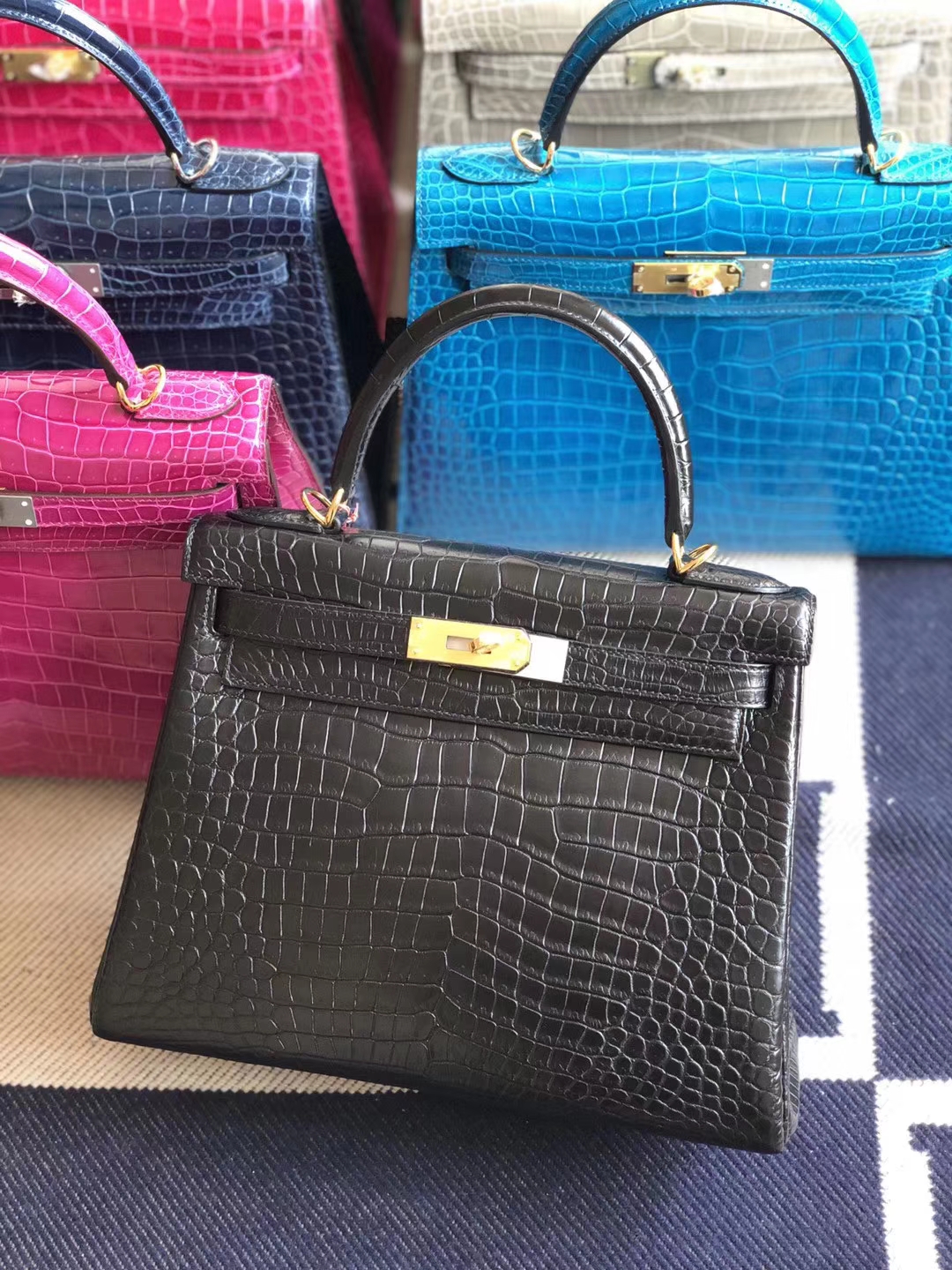 Hermès（爱马仕）Kelly 凯莉包 雾面澳洲湾鳄 ck89黑色 蜡线全手工 金扣 28cm