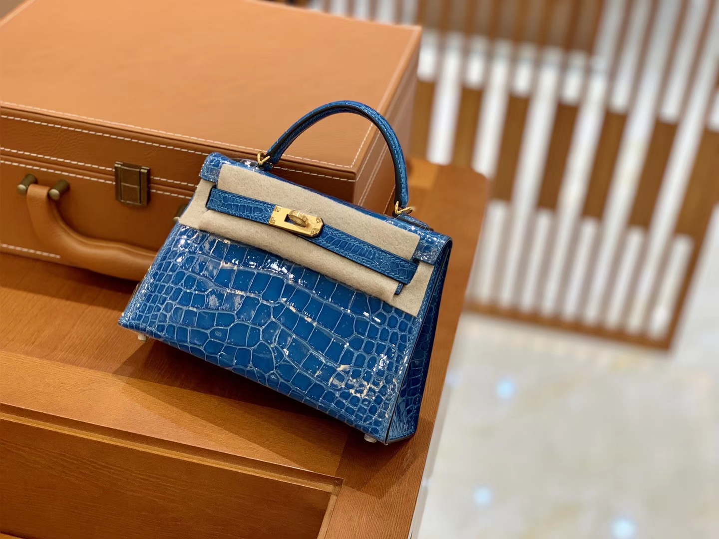 Hermès(爱马仕)Mini Kelly 迷你凯莉 伊滋密尔蓝 一级美洲鳄鱼皮 臻品级别 金扣 19cm-拉尔森鳄鱼皮具定制 - 爱马仕包包官网 Hermès(爱马仕)Mini Kelly 迷你凯莉 伊滋密尔蓝 一级美洲鳄鱼皮 臻品级别 金扣 19cm