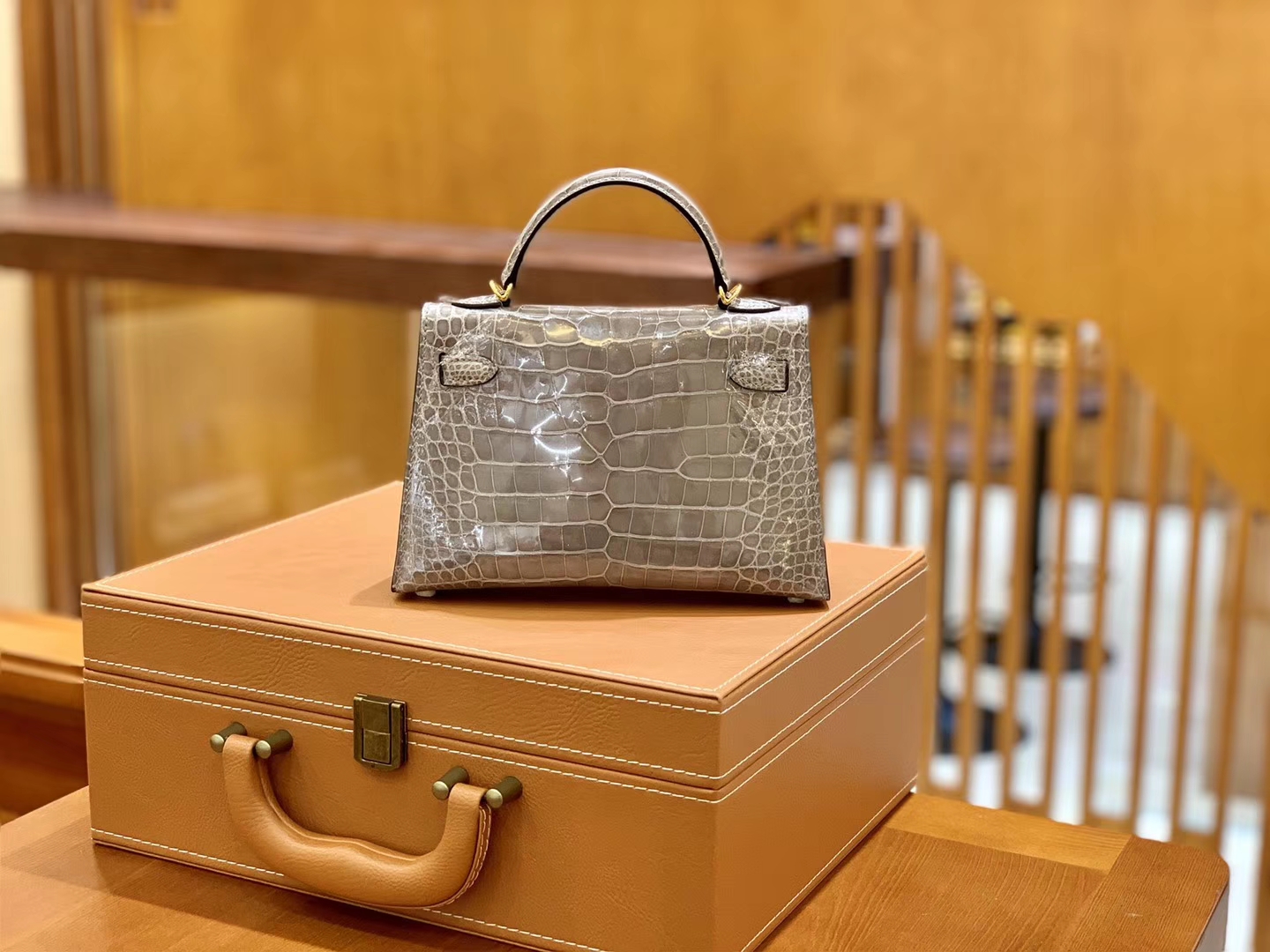 Hermès（爱马仕）Mini Kelly 迷你凯莉 斑鸠灰 亮面鳄鱼 臻品级别 金扣 19cm