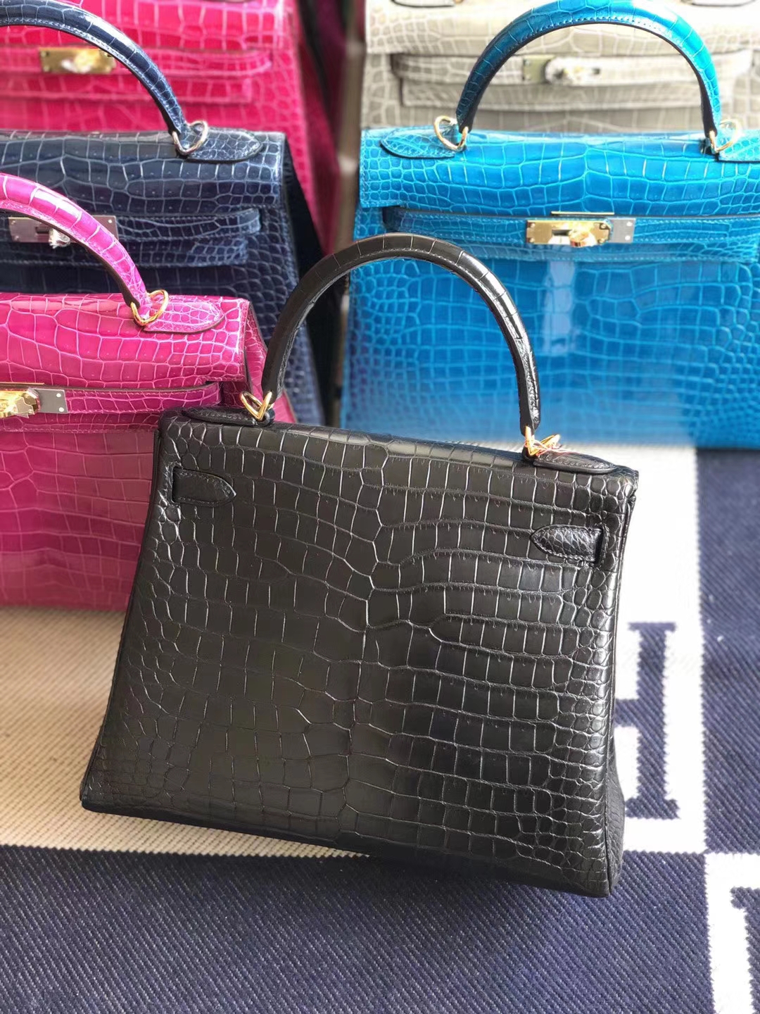 Hermès(爱马仕)Kelly 凯莉包 雾面澳洲湾鳄 ck89黑色 蜡线全手工 金扣 28cm-拉尔森鳄鱼皮具定制 - 爱马仕包包官网 Hermès(爱马仕)Kelly 凯莉包 雾面澳洲湾鳄 ck89黑色 蜡线全手工 金扣 28cm