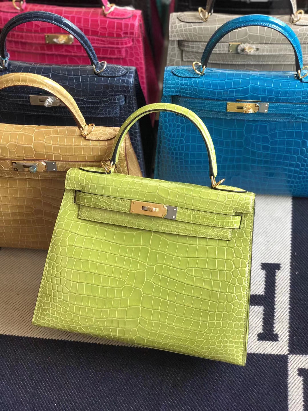 Hermès（爱马仕）Kelly 凯莉包 crocodile 亮面湾鳄 奇异果绿 顶级工艺 蜡线全手工 金扣 28cm