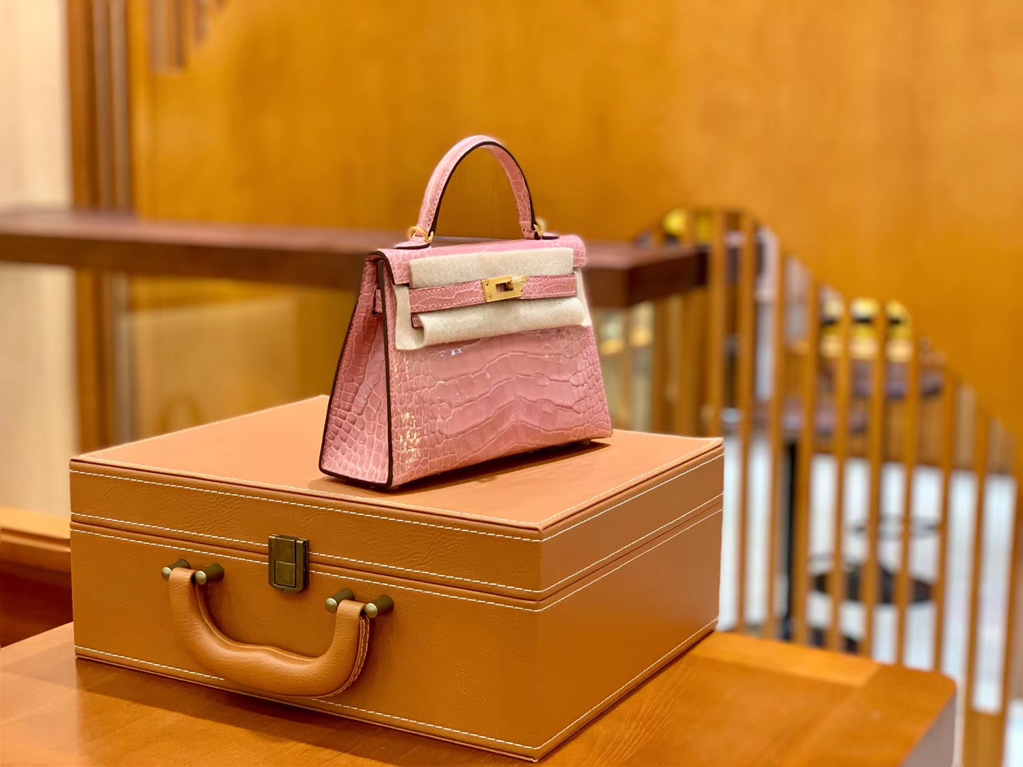 Hermès(爱马仕)Mini Kelly 19cm 樱花粉 金扣 一级 美洲 鳄鱼皮 臻品级别-拉尔森鳄鱼皮具定制 - 爱马仕包包官网 Hermès(爱马仕)Mini Kelly 19cm 樱花粉 金扣 一级 美洲 鳄鱼皮 臻品级别