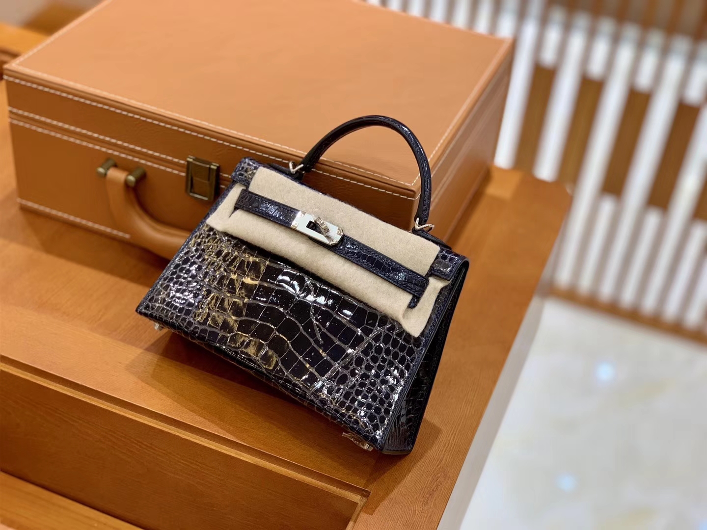 Hermès(爱马仕)Mini Kelly 19cm 午夜蓝 银扣 一级 美洲 鳄鱼皮 臻品级别-拉尔森鳄鱼皮具定制 - 爱马仕包包官网 Hermès(爱马仕)Mini Kelly 19cm 午夜蓝 银扣 一级 美洲 鳄鱼皮 臻品级别