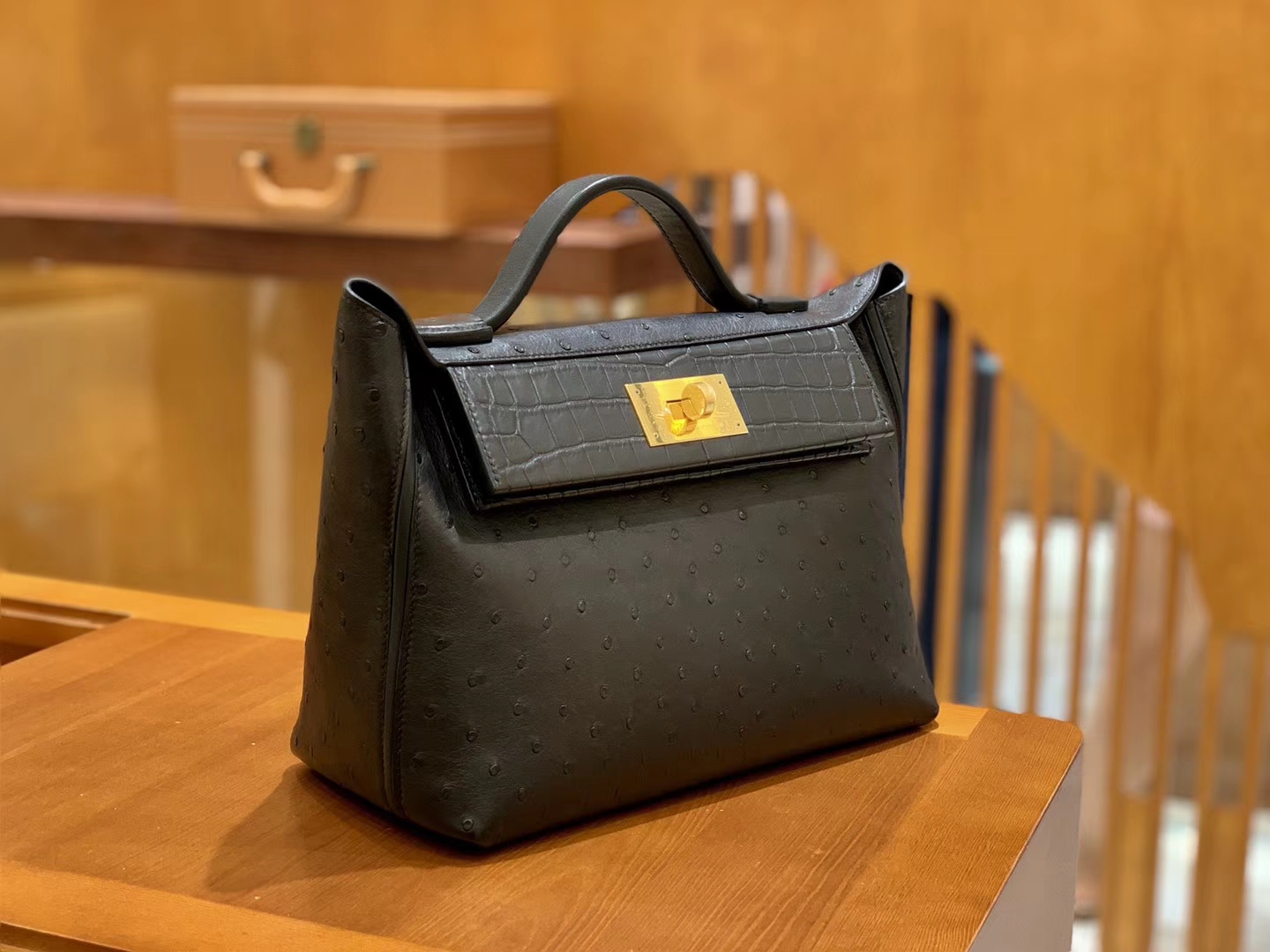 Hermès(爱马仕)Kelly-2424 黑色 鸵鸟皮拼鳄鱼皮 顶级手缝 金扣 29cm-拉尔森鳄鱼皮具定制 - 爱马仕包包官网 Hermès(爱马仕)Kelly-2424 黑色 鸵鸟皮拼鳄鱼皮 顶级手缝 金扣 29cm