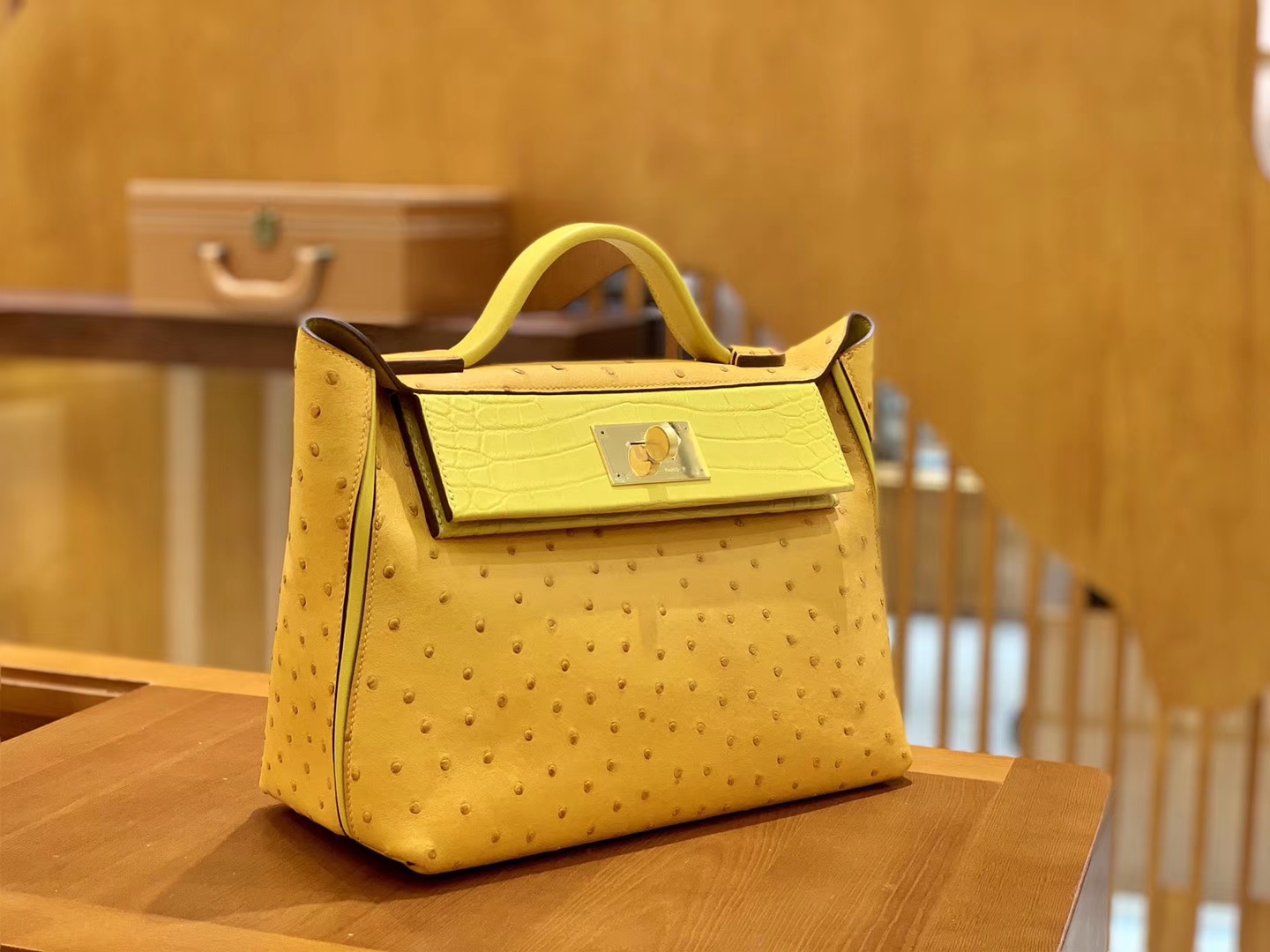 Hermès(爱马仕)Kelly-2424 琥珀黄 鸵鸟皮拼鳄鱼皮 顶级手缝 金扣 29cm-拉尔森鳄鱼皮具定制 - 爱马仕包包官网 Hermès(爱马仕)Kelly-2424 琥珀黄 鸵鸟皮拼鳄鱼皮 顶级手缝 金扣 29cm