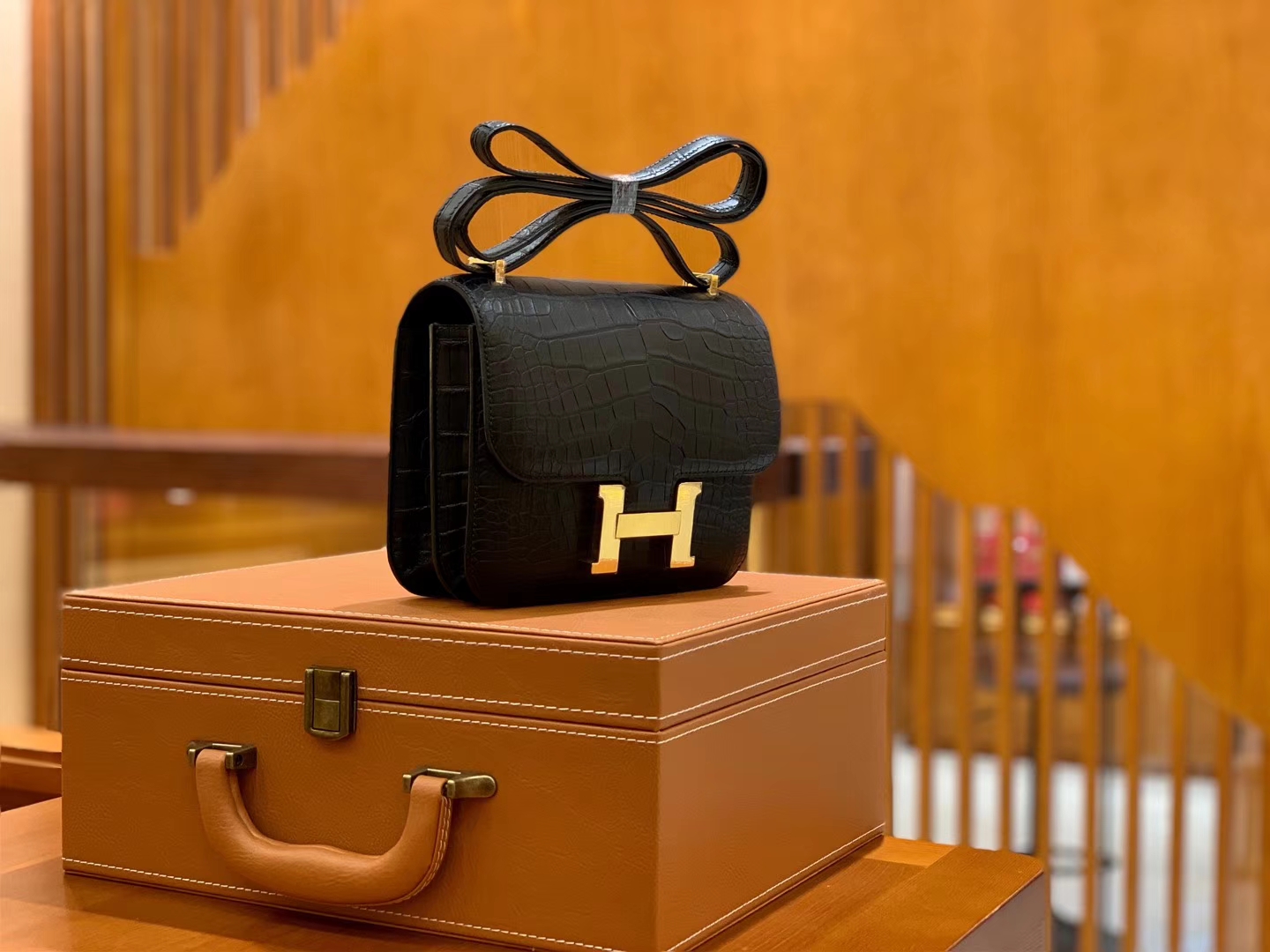 Hermès(爱马仕)Constance 18cm 经典黑 金扣 美洲雾面鳄鱼皮 全手工缝制-拉尔森鳄鱼皮具定制 - 爱马仕包包官网 Hermès(爱马仕)Constance 18cm 经典黑 金扣 美洲雾面鳄鱼皮 全手工缝制