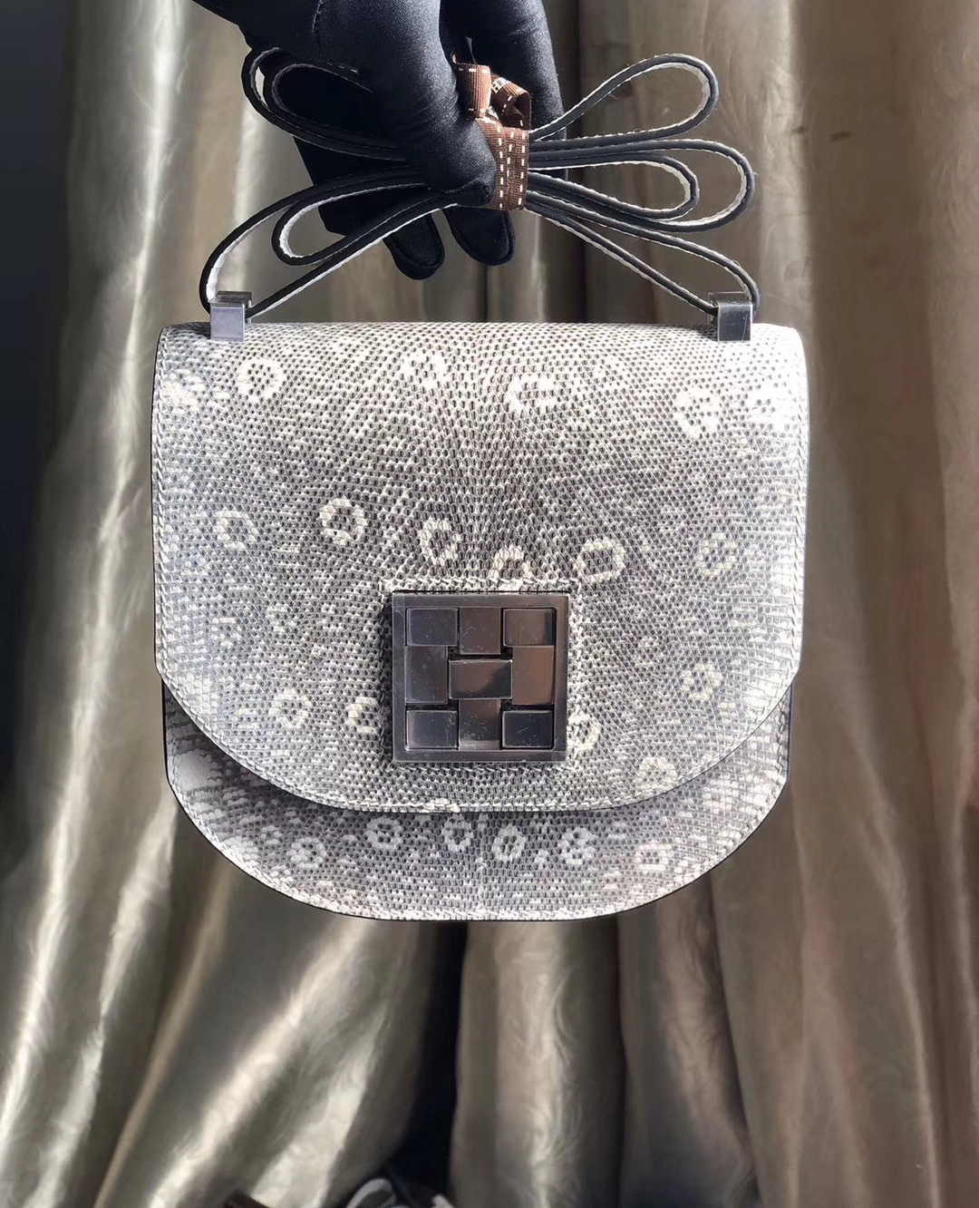 Hermès（爱马仕）马赛克 17cm 蜥蜴自然色 银扣