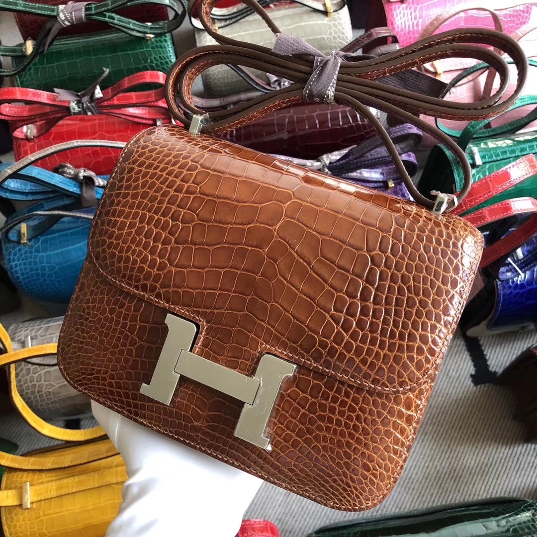 Hermès（爱马仕）Constance 空姐包 18cm Alligator shiny 亮面鳄鱼 ck31 蜜糖棕 银扣 现货