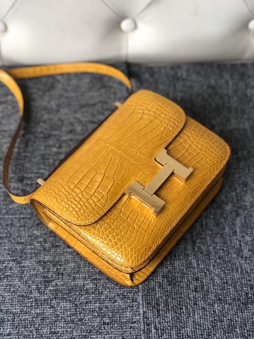 Hermès(爱马仕)Constance 空姐包 亮面鳄鱼 9D 琥珀黄 Ambre 金扣 18cm 顶级手缝 招财色-拉尔森鳄鱼皮具定制 - 爱马仕包包官网 Hermès(爱马仕)Constance 空姐包 亮面鳄鱼 9D 琥珀黄 Ambre 金扣 18cm 顶级手缝 招财色