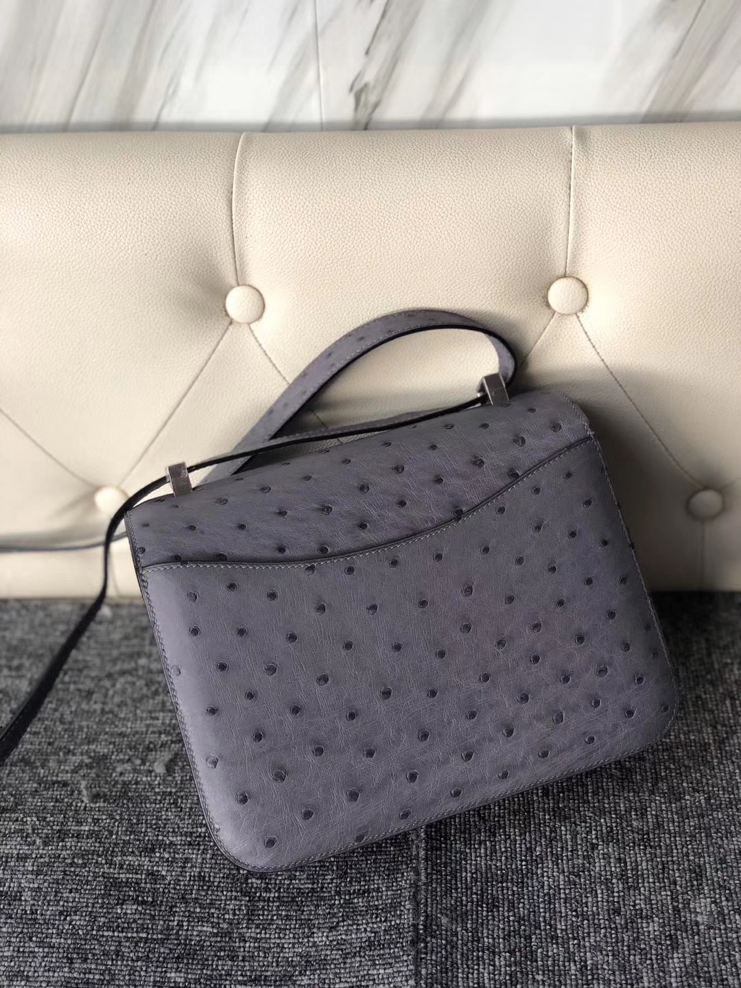 Hermès（爱马仕）Constance 24cm Ostrich kk鸵鸟 玛瑙灰 内拼红色 银扣 顶级手缝