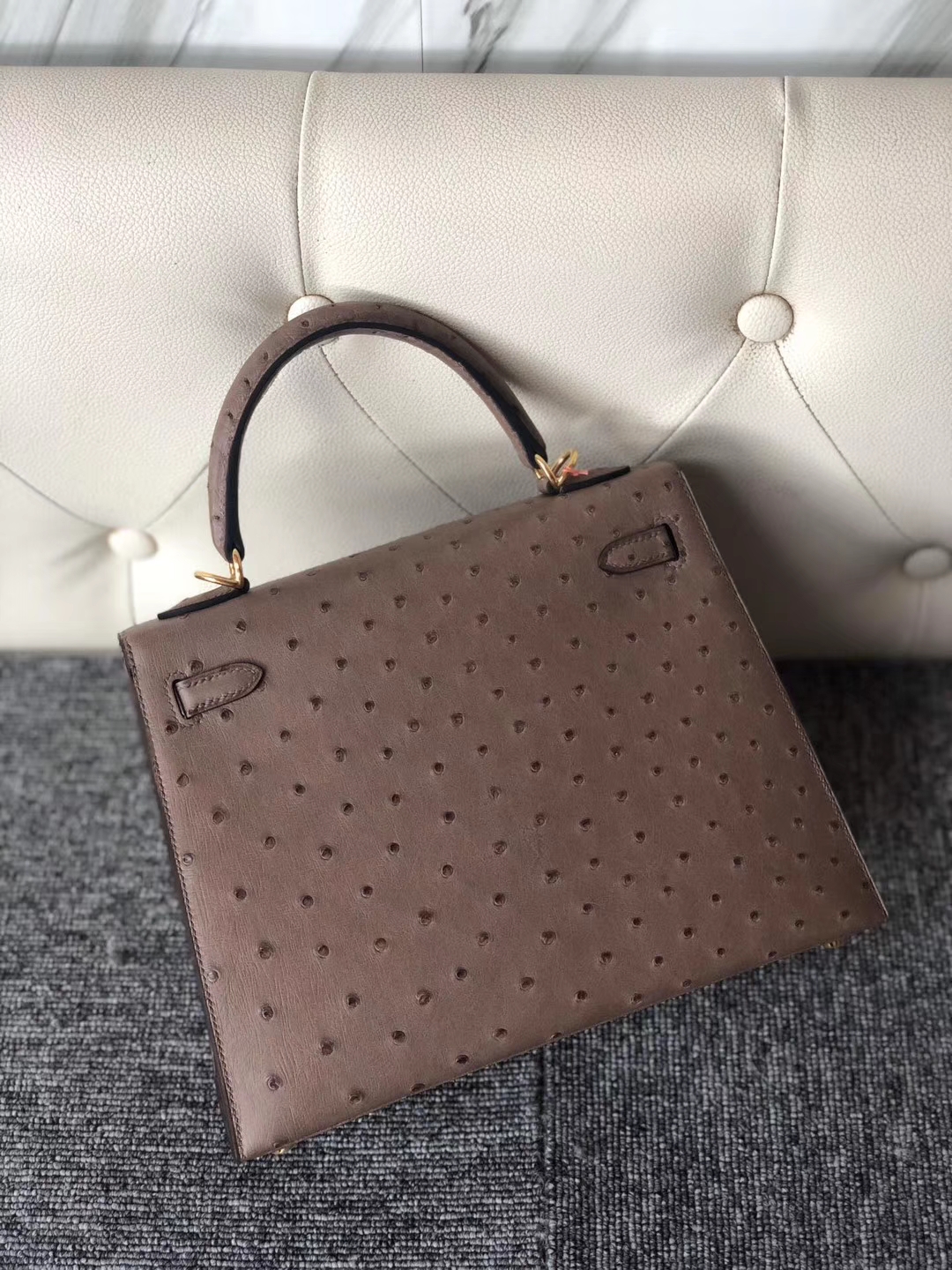 Hermès(爱马仕)Kelly 25cm Ostrich kk 鸵鸟 慕斯灰 金扣 银扣 顶级手缝 现货-拉尔森鳄鱼皮具定制 - 爱马仕包包官网 Hermès(爱马仕)Kelly 25cm Ostrich kk 鸵鸟 慕斯灰 金扣 银扣 顶级手缝 现货