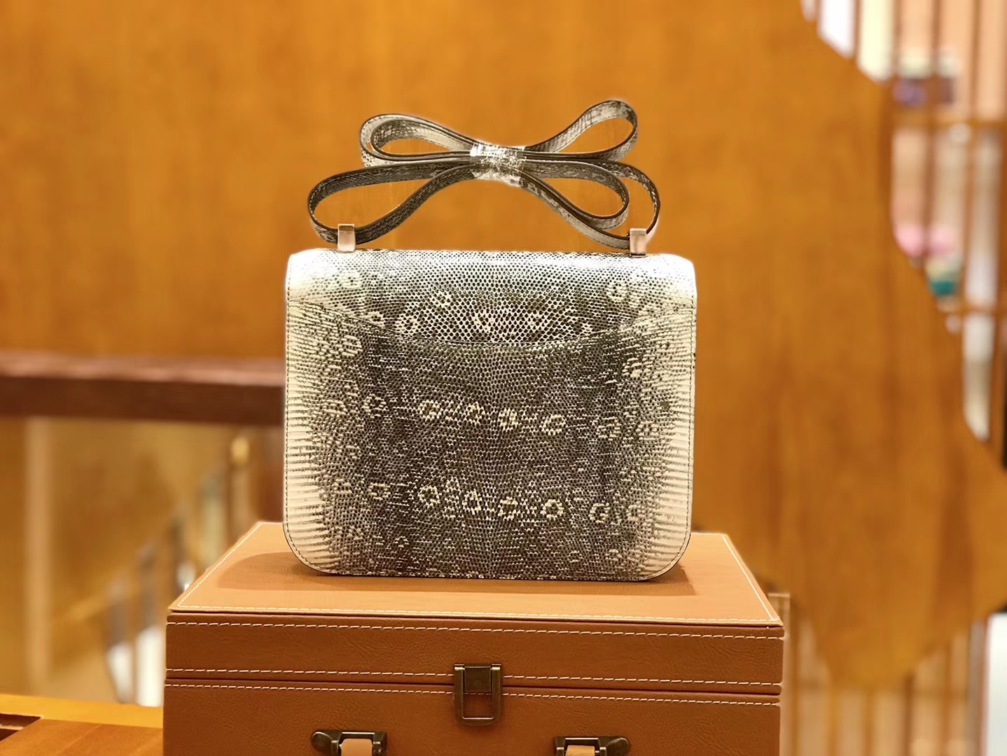 Hermès(爱马仕)Constance 空姐包 蜥蜴皮 原色 24cm-拉尔森鳄鱼皮具定制 - 爱马仕包包官网 Hermès(爱马仕)Constance 空姐包 蜥蜴皮 原色 24cm