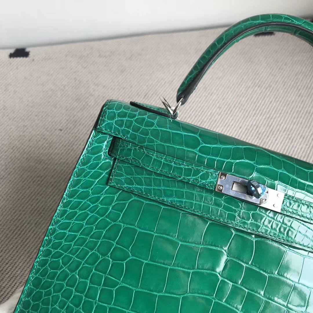 Hermès(爱马仕)Kelly 25cm Alligator shiny 亮面鳄鱼 6Q 翡翠绿 银扣 顶级手缝 现货-拉尔森鳄鱼皮具定制 - 爱马仕包包官网 Hermès(爱马仕)Kelly 25cm Alligator shiny 亮面鳄鱼 6Q 翡翠绿 银扣 顶级手缝 现货