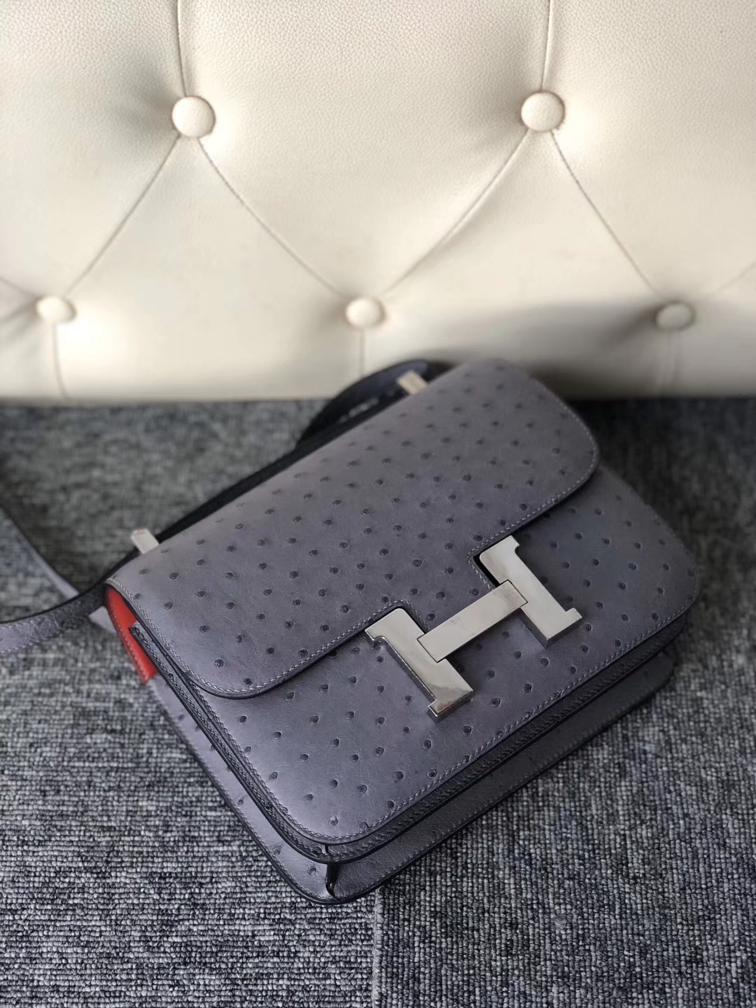 Hermès（爱马仕）Constance 24cm Ostrich kk鸵鸟 玛瑙灰 内拼红色 银扣 顶级手缝