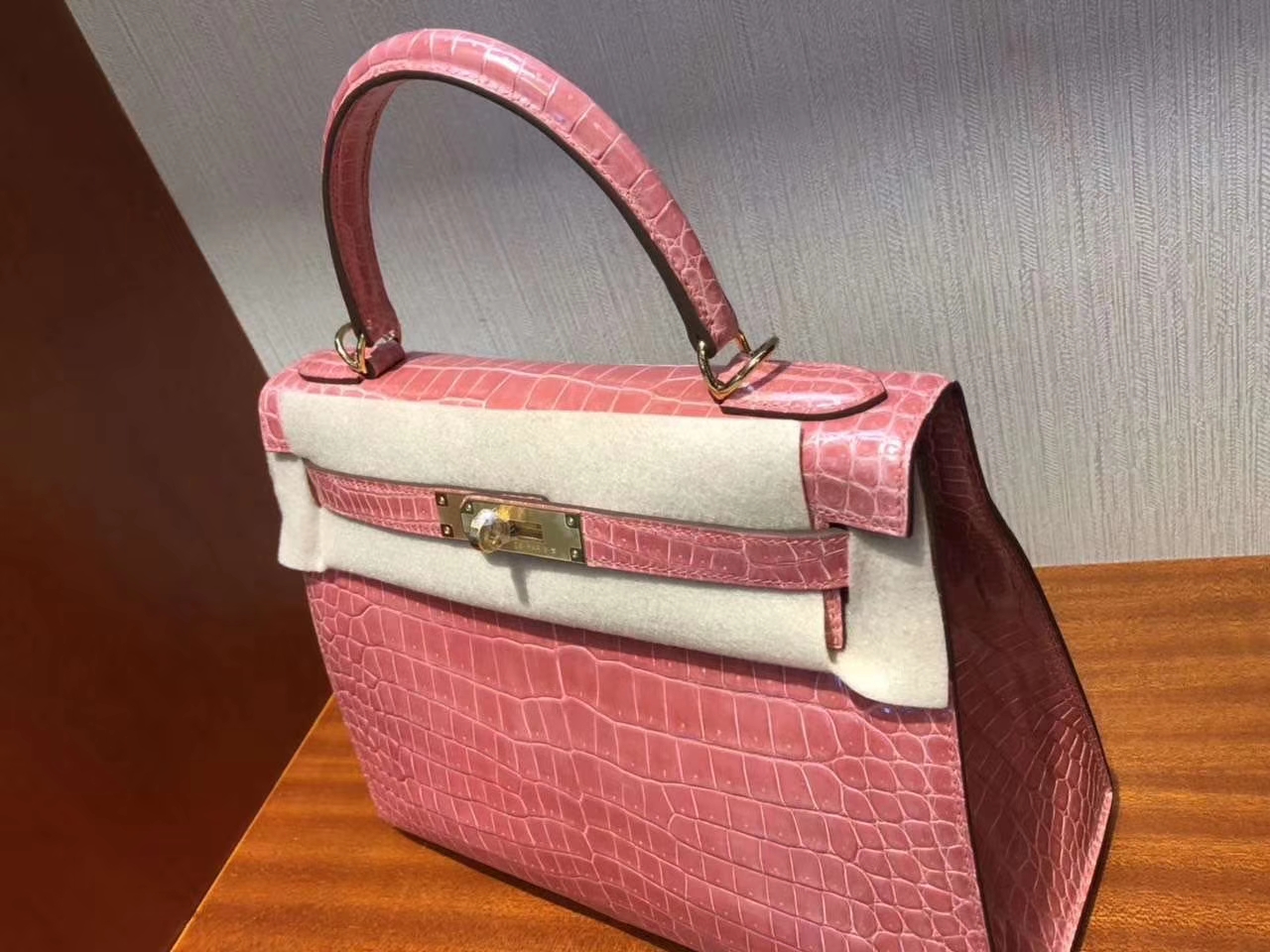 Hermès（爱马仕）Kelly 28cm porosus shiny 亮面澳洲湾鳄  5L 龙虾粉 金扣 顶级手缝