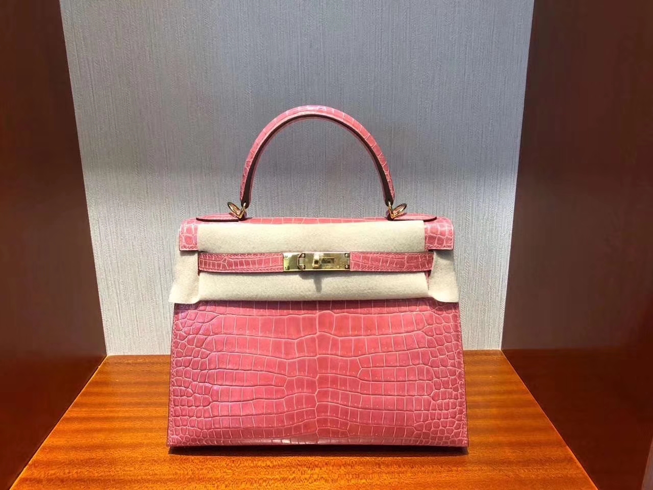 Hermès（爱马仕）Kelly 28cm porosus shiny 亮面澳洲湾鳄  5L 龙虾粉 金扣 顶级手缝
