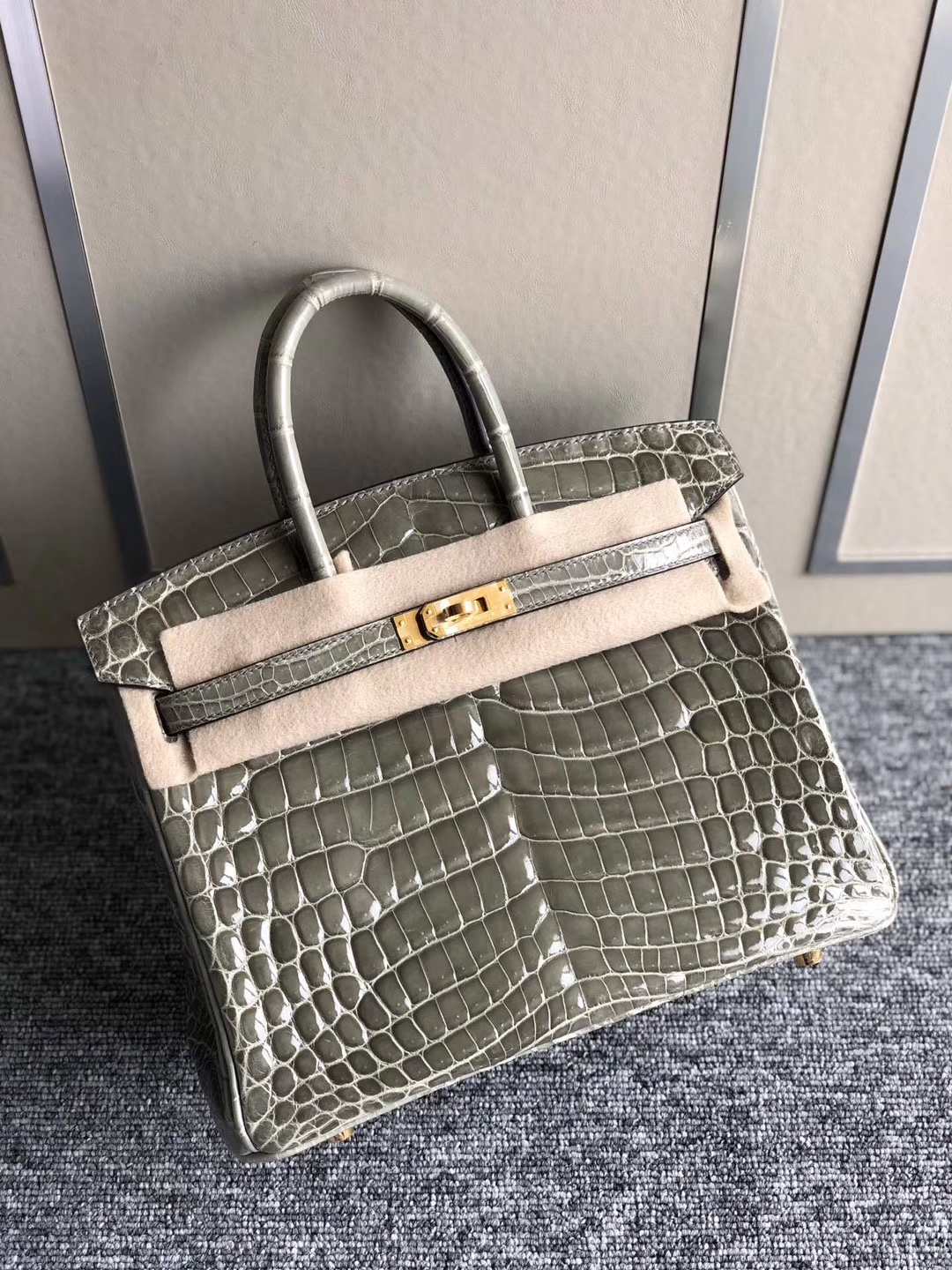Hermès(爱马仕)Birkin 25cm Crocodile shiny 亮面鳄鱼 ck81 斑鸠灰 Gris T 金扣 拱珠 现货-拉尔森鳄鱼皮具定制 - 爱马仕包包官网 Hermès(爱马仕)Birkin 25cm Crocodile shiny 亮面鳄鱼 ck81 斑鸠灰 Gris T 金扣 拱珠 现货