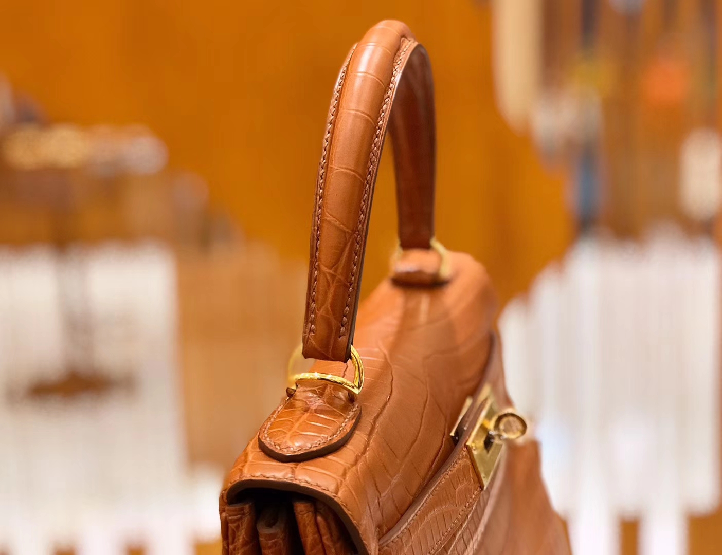 Hermès（爱马仕）Kelly 凯莉包 尼罗鳄鱼皮 蜜糖棕 28cm