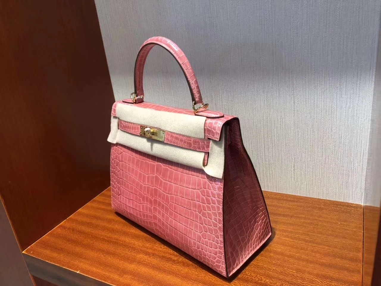Hermès(爱马仕)Kelly 28cm porosus shiny 亮面澳洲湾鳄 5L 龙虾粉 金扣 顶级手缝-拉尔森鳄鱼皮具定制 - 爱马仕包包官网 Hermès(爱马仕)Kelly 28cm porosus shiny 亮面澳洲湾鳄 5L 龙虾粉 金扣 顶级手缝