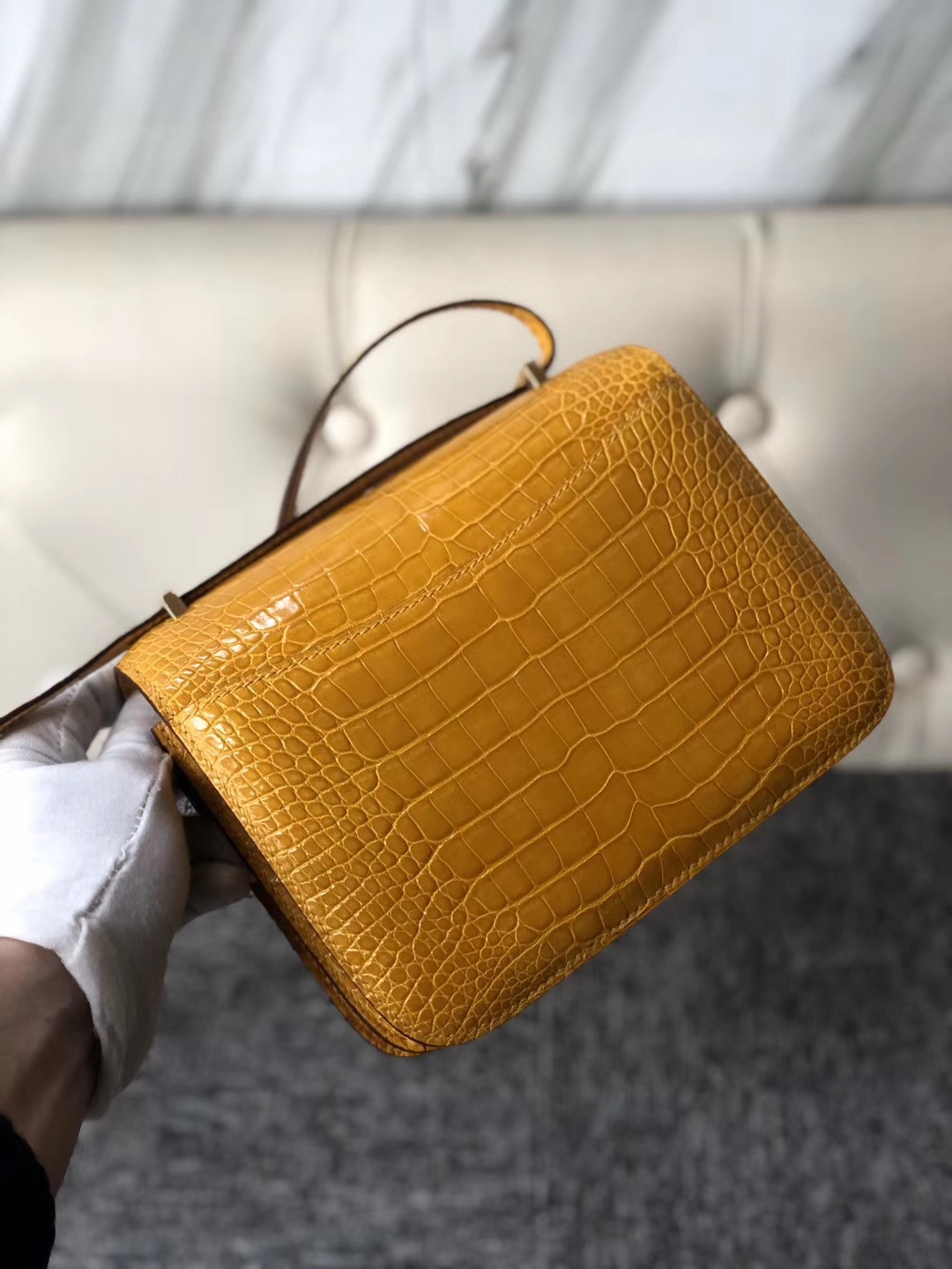 Hermès（爱马仕）Constance 空姐包 亮面鳄鱼 9D 琥珀黄 Ambre 金扣 18cm 顶级手缝 招财色