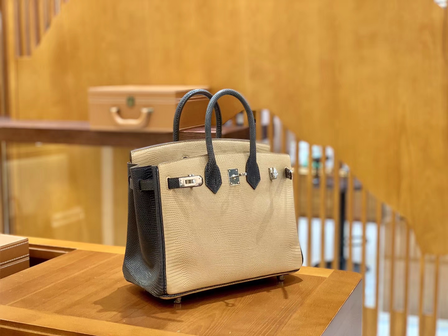 Hermès(爱马仕)Birkin 铂金包 锡器灰拼杏色 蜥蜴皮 银扣 25cm-拉尔森鳄鱼皮具定制 - 爱马仕包包官网 Hermès(爱马仕)Birkin 铂金包 锡器灰拼杏色 蜥蜴皮 银扣 25cm