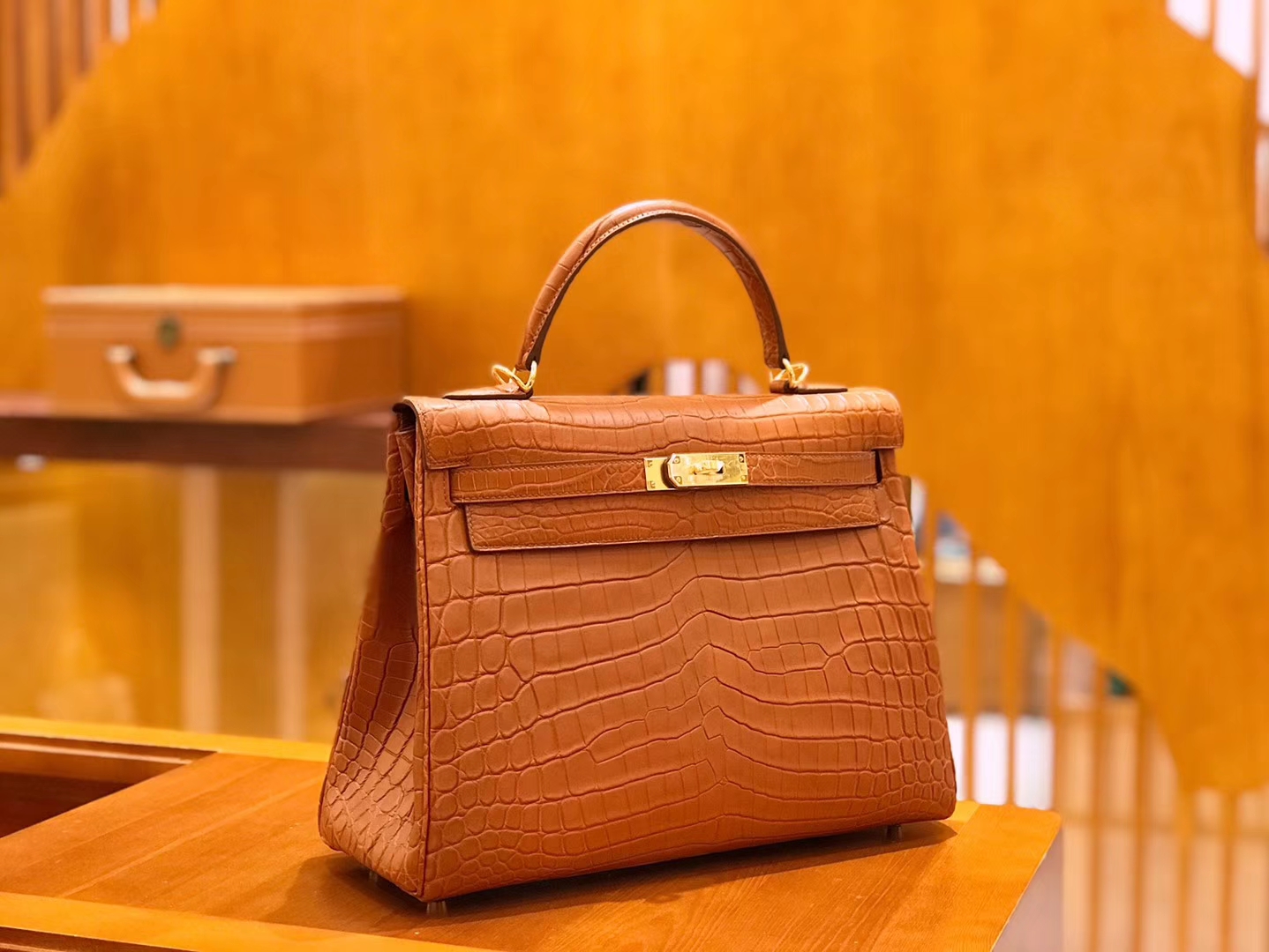 Hermès(爱马仕)Kelly 凯莉包 尼罗鳄鱼皮 蜜糖棕 32cm-拉尔森鳄鱼皮具定制 - 爱马仕包包官网 Hermès(爱马仕)Kelly 凯莉包 尼罗鳄鱼皮 蜜糖棕 32cm
