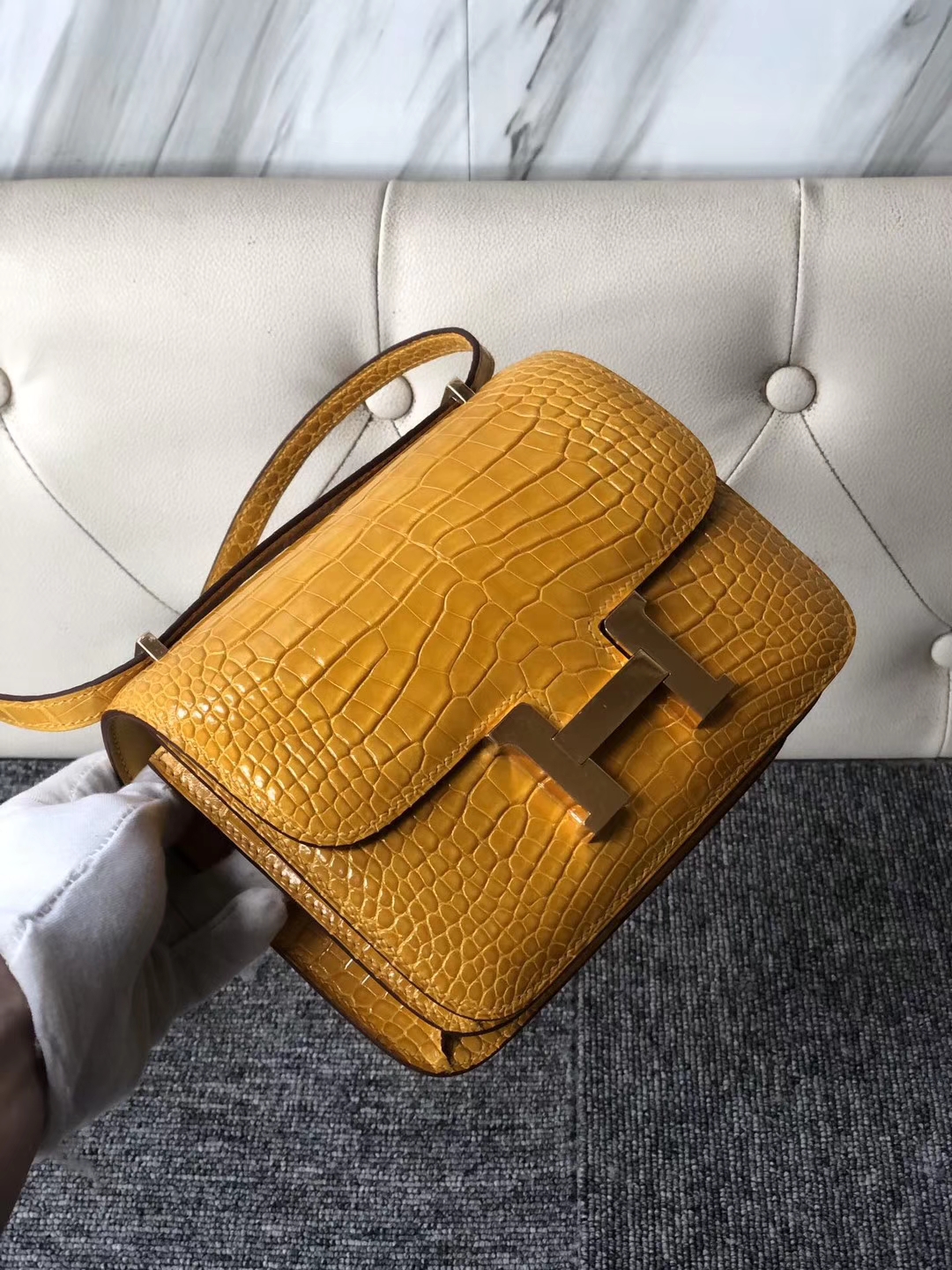 Hermès（爱马仕）Constance 空姐包 亮面鳄鱼 9D 琥珀黄 Ambre 金扣 18cm 顶级手缝 招财色
