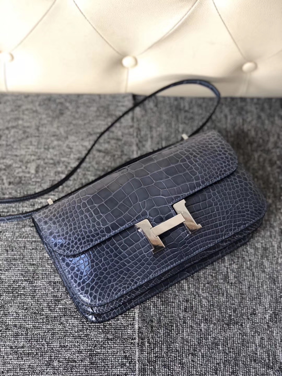 Hermès(爱马仕)Constance 26cm Alligator shiny 亮面鳄鱼 N7 风暴蓝 银扣 顶级手缝 定制-拉尔森鳄鱼皮具定制 - 爱马仕包包官网 Hermès(爱马仕)Constance 26cm Alligator shiny 亮面鳄鱼 N7 风暴蓝 银扣 顶级手缝 定制