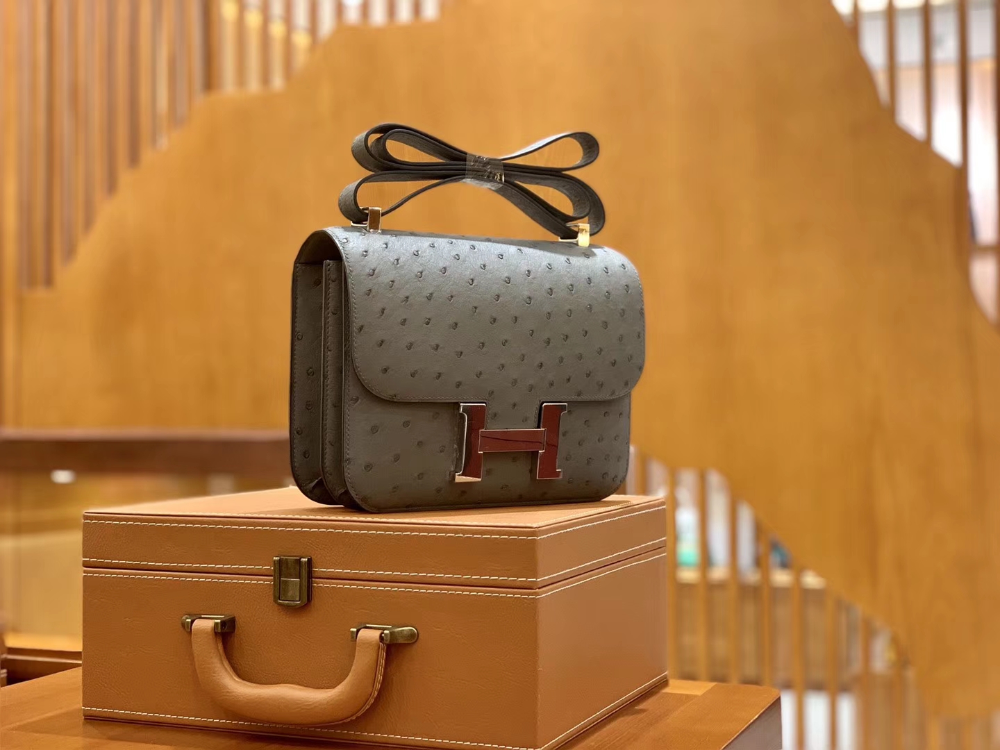 Hermès(爱马仕)Constance 空姐包 沥青灰 南非进口鸵鸟皮 24cm 现货-拉尔森鳄鱼皮具定制 - 爱马仕包包官网 Hermès(爱马仕)Constance 空姐包 沥青灰 南非进口鸵鸟皮 24cm 现货