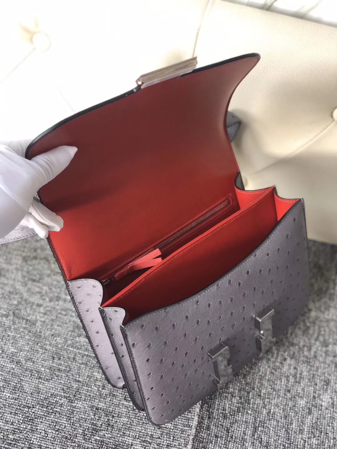 Hermès（爱马仕）Constance 24cm Ostrich kk鸵鸟 玛瑙灰 内拼红色 银扣 顶级手缝