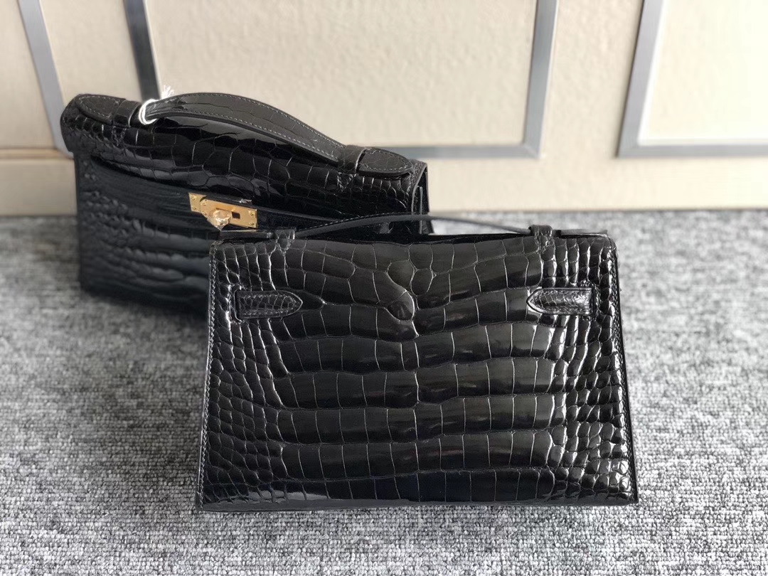 Hermès（爱马仕）Mini Kelly Pochette 22cm 亮面方块 美洲鳄鱼 黑色 银扣 手拿包 晚宴包