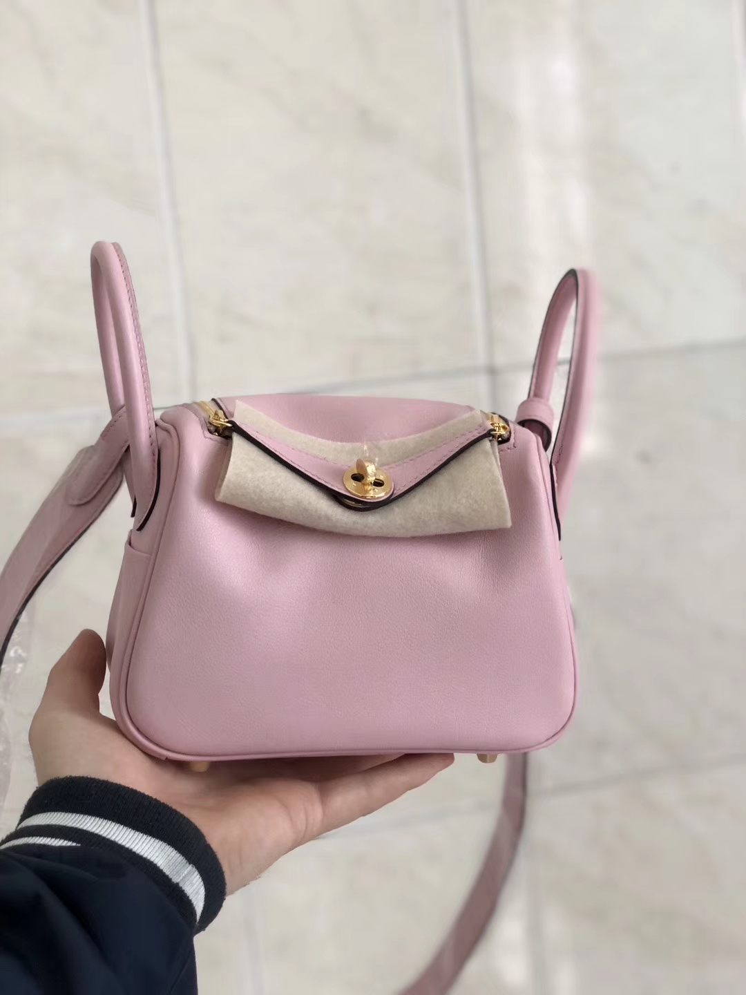 Hermès(爱马仕)Mini lindy Swift 3Q粉 rose sakura 金扣-拉尔森鳄鱼皮具定制 - 爱马仕包包官网 Hermès(爱马仕)Mini lindy Swift 3Q粉 rose sakura 金扣
