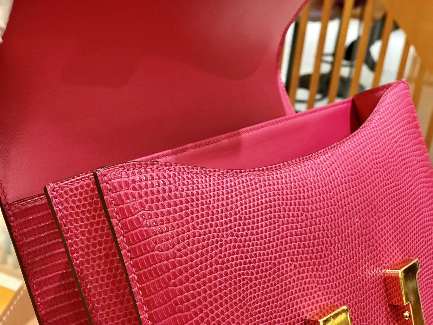 Hermès（爱马仕）Constance 空姐包 蜥蜴皮 桃红色 24cm