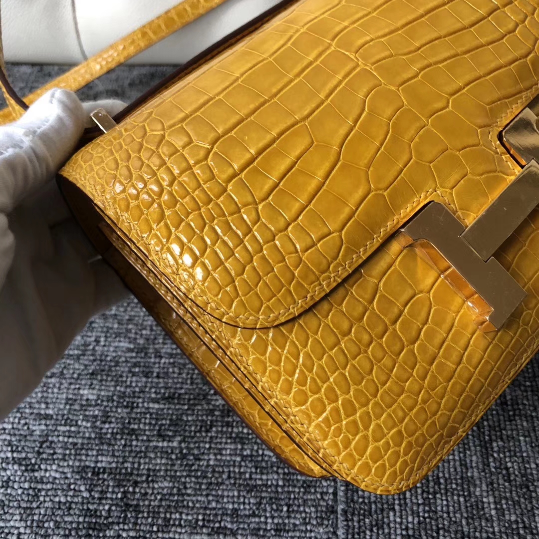 Hermès（爱马仕）Constance 空姐包 亮面鳄鱼 9D 琥珀黄 Ambre 金扣 18cm 顶级手缝 招财色